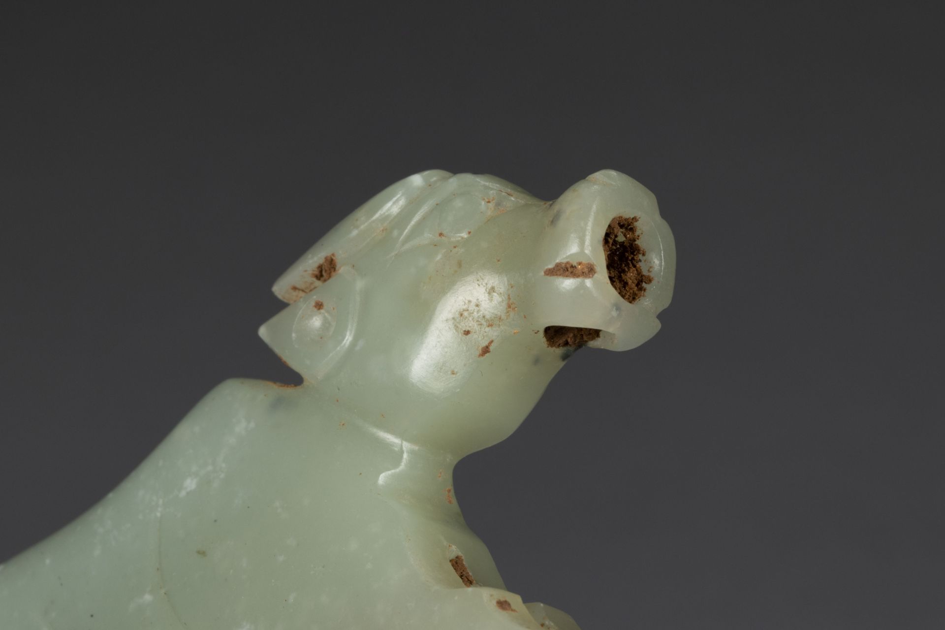 Buffle debout , élément de parure Jade céladon Dynastie des Han 206 avant JC à 220 après7,7cm x 1, - Image 6 of 7