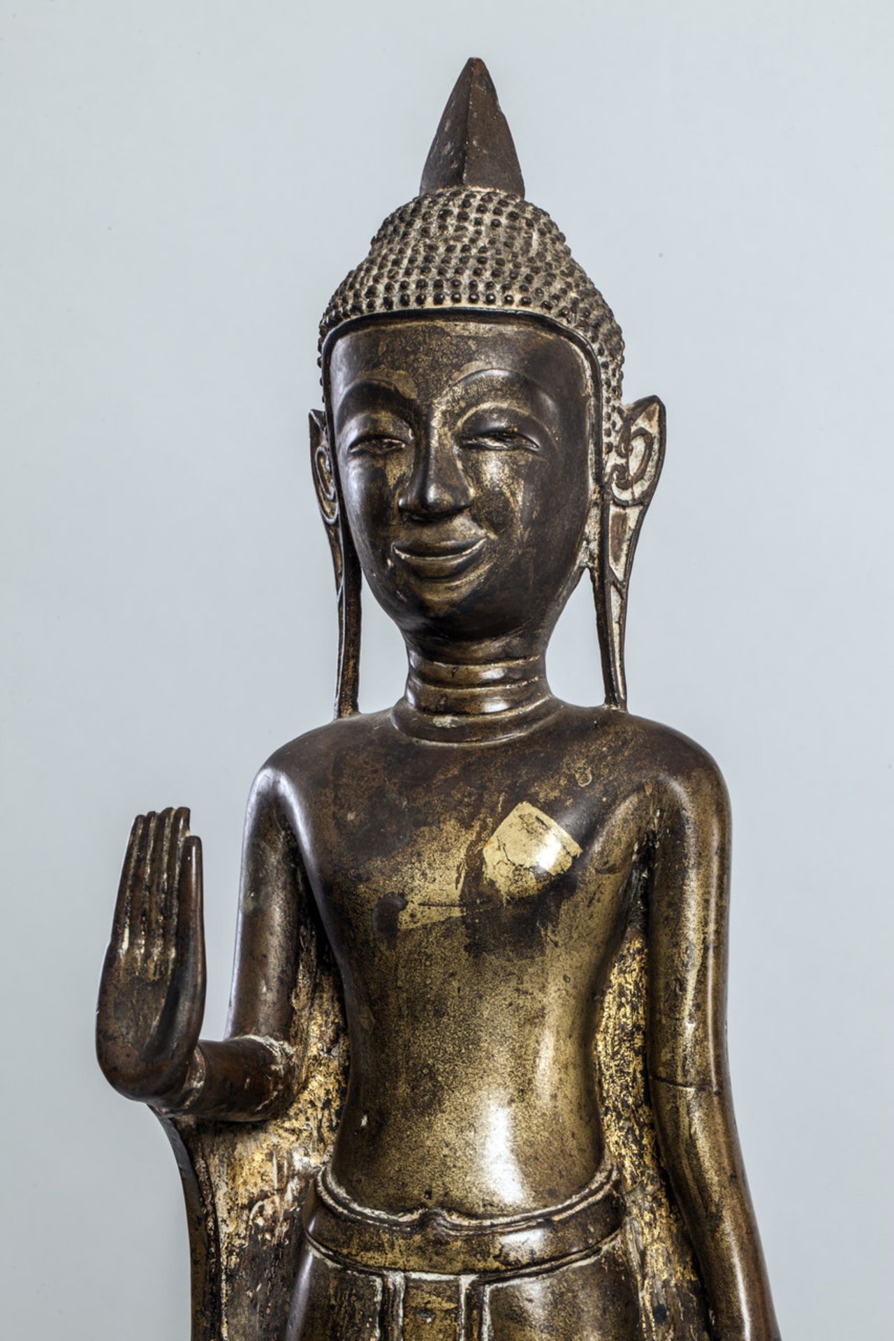 Buddha debout déployant les pans de sa robe monastique, la main droite en abaya mudra, geste du - Bild 2 aus 3