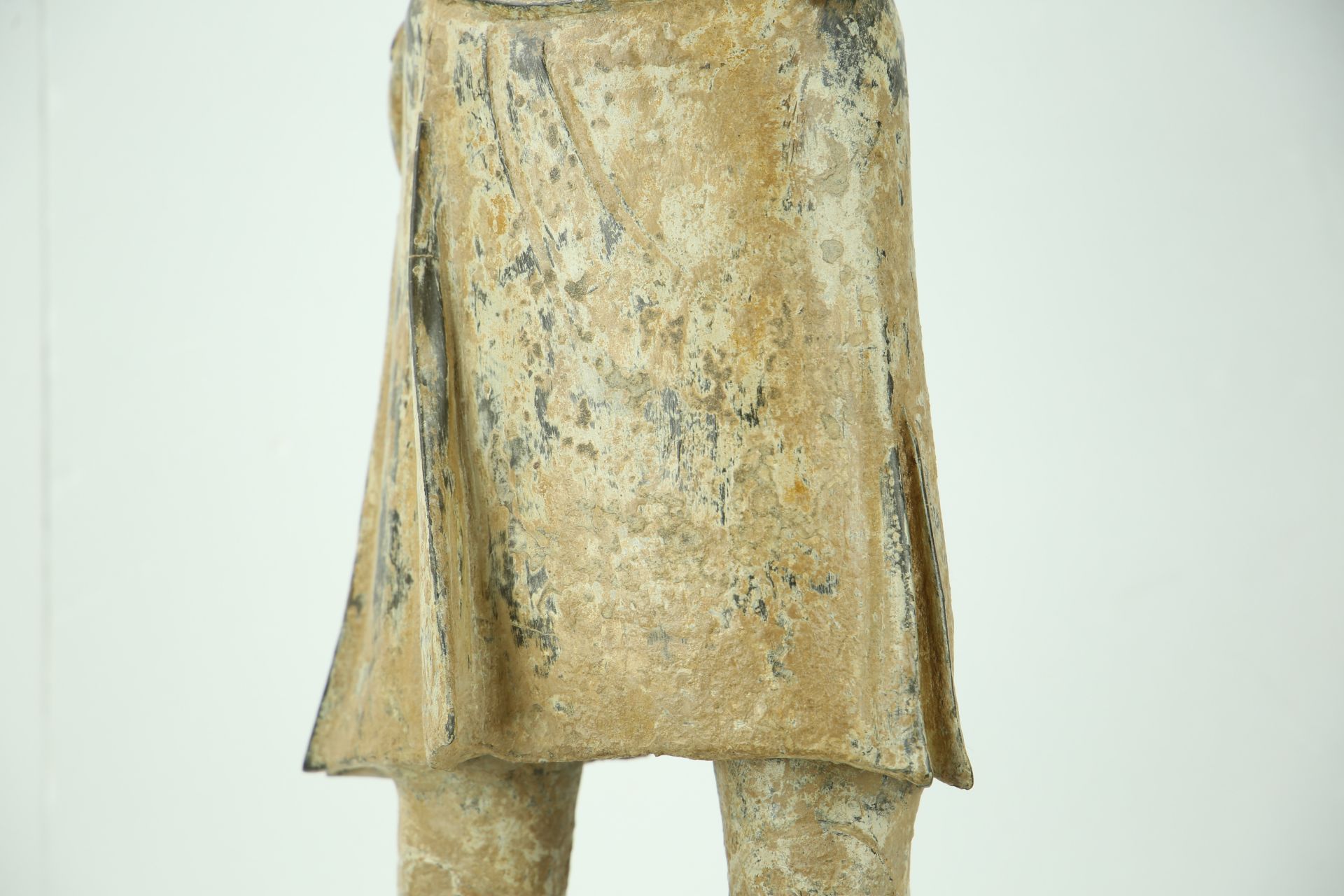 Palfrenier Perse vêtu d'une longue tunique, d'un pantalon et de bottines, faisant le geste de - Bild 9 aus 10