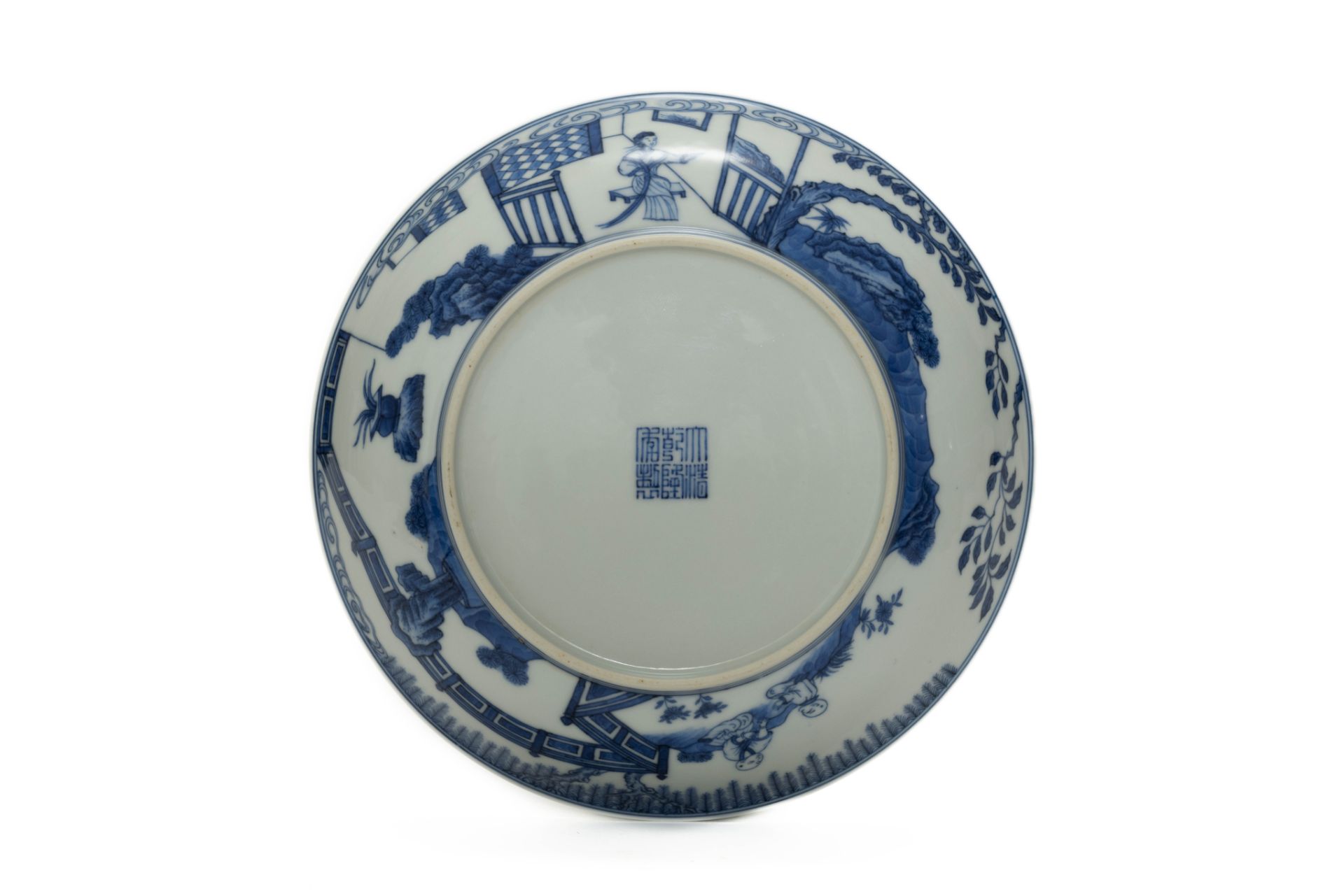 Plat en porcelaine blanche, décoré en bleu cobalt sous couverte du célèbre décor dit « aux trois - Image 5 of 8