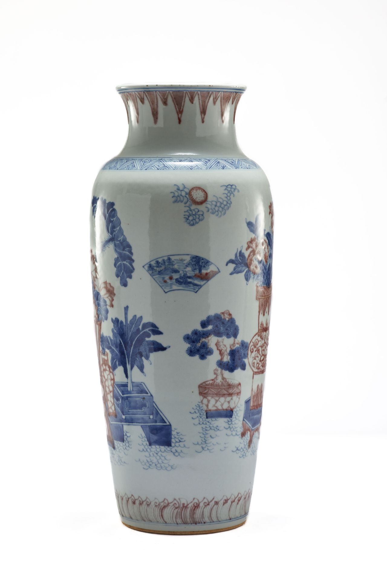 Vase balustre en porcelaine blanche, décoré en bleu cobalt et rouge de fer sous couverte de motifs - Bild 3 aus 5