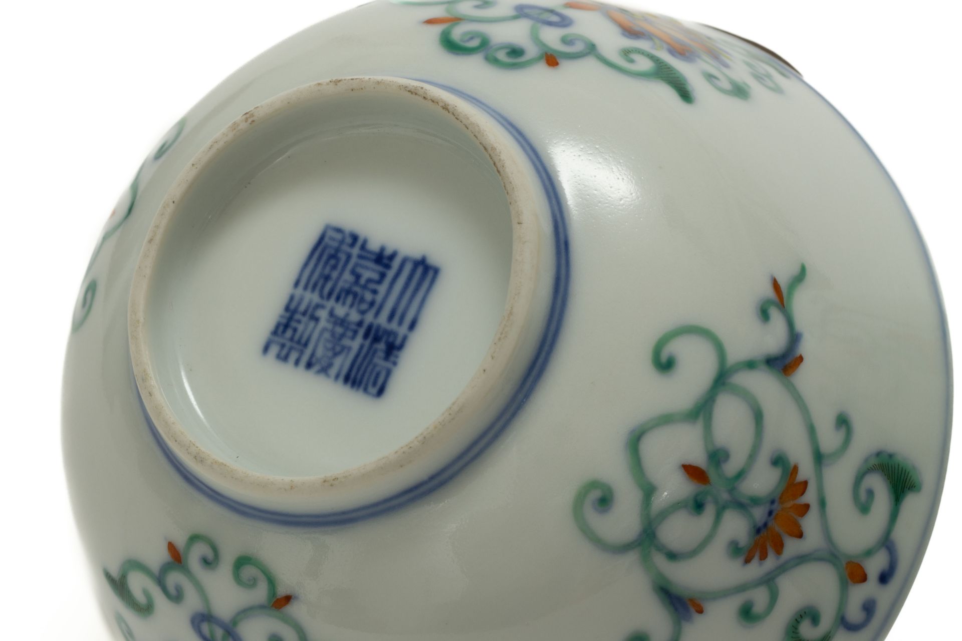 Paire de bol en porcelaine blanche, décoré en émaux polychrome sur la couverte de motifs floraux - Image 6 of 8