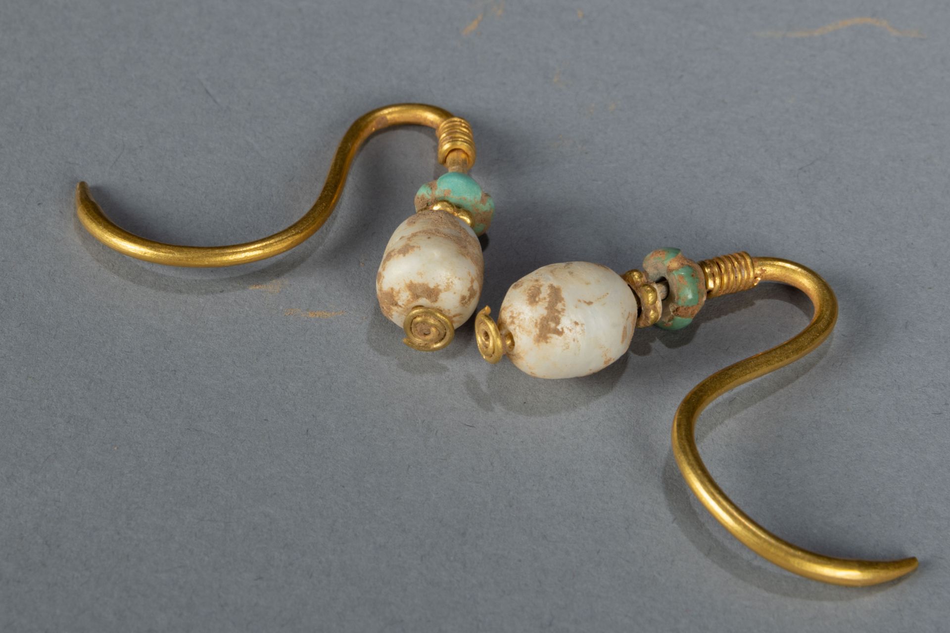 Élément de parure , paire de boucles d’oreilles ? Or , perles fine et turquoise Chine Dynastie - Bild 3 aus 7