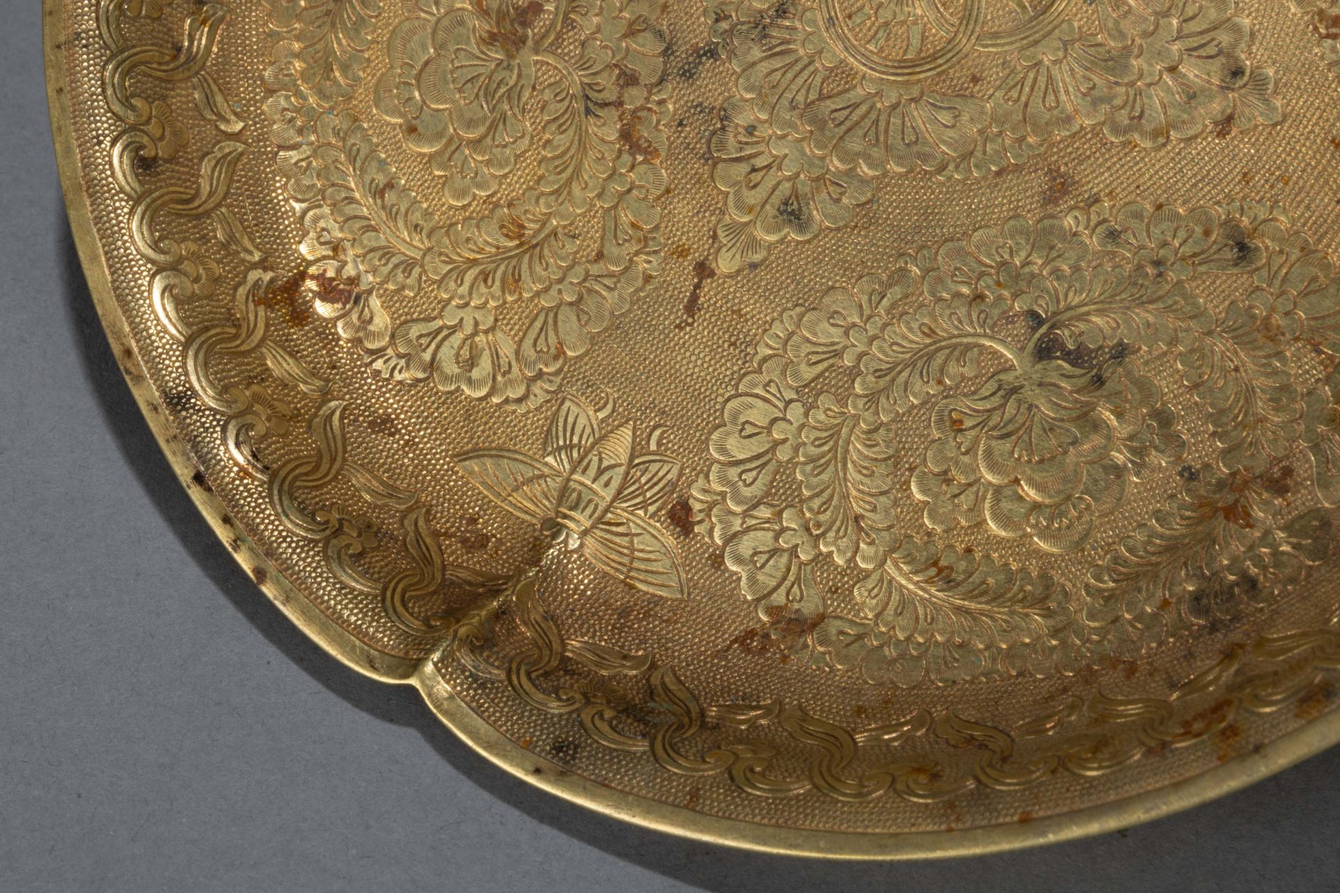 Coupelle plate à marli incurvé, finement ciselée de motifs floraux et cercles concentriques centraux - Bild 5 aus 8