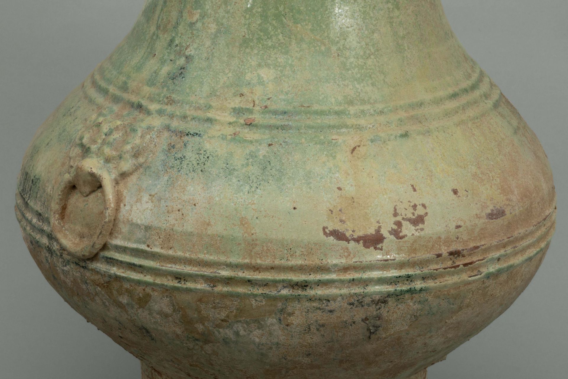 Vase Hu, offrande funéraire en terre cuite à glaçure monochrome verte imitant la couleur du bronze - Bild 2 aus 6