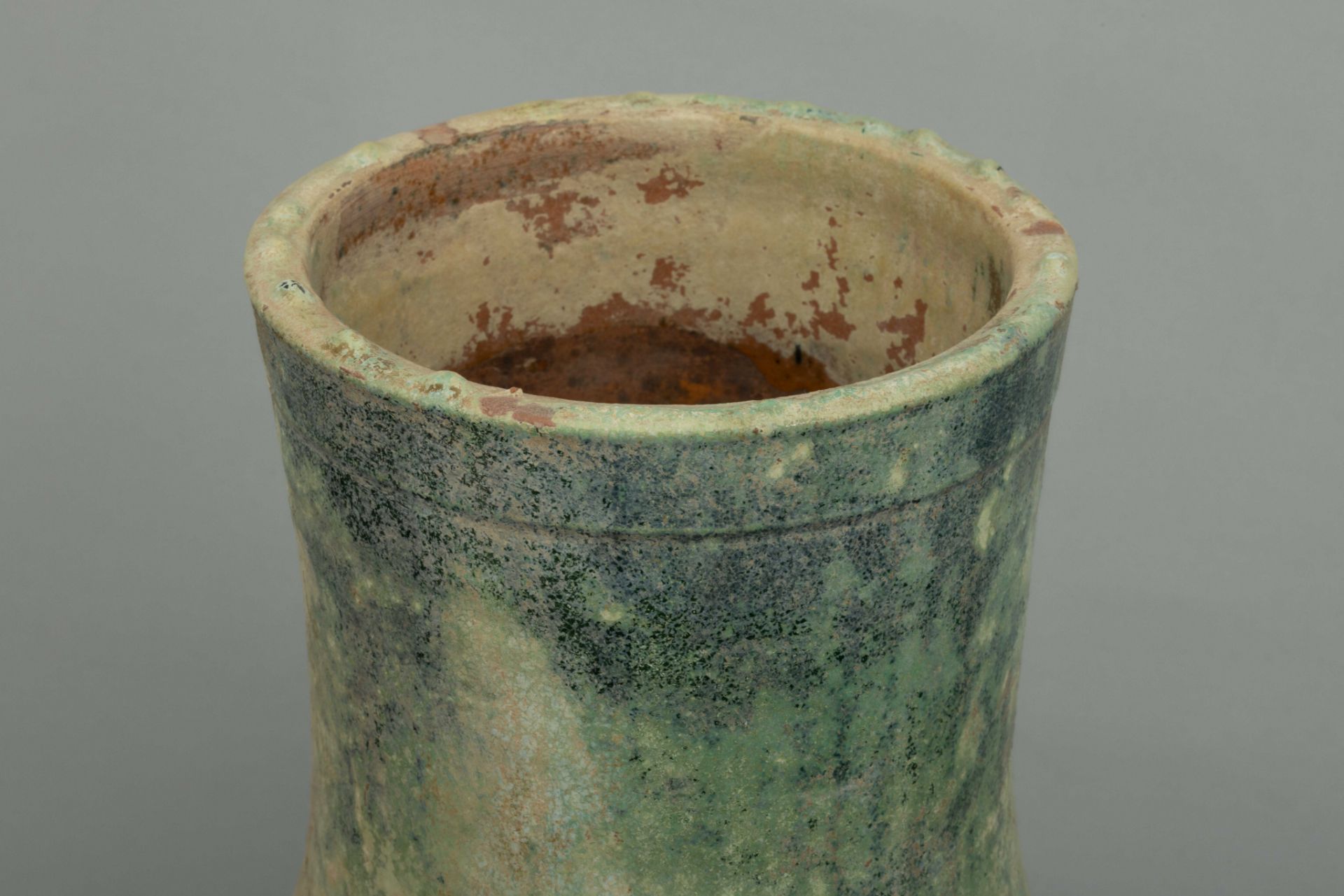 Vase Hu, offrande funéraire en terre cuite à glaçure monochrome verte imitant la couleur du bronze - Bild 3 aus 6