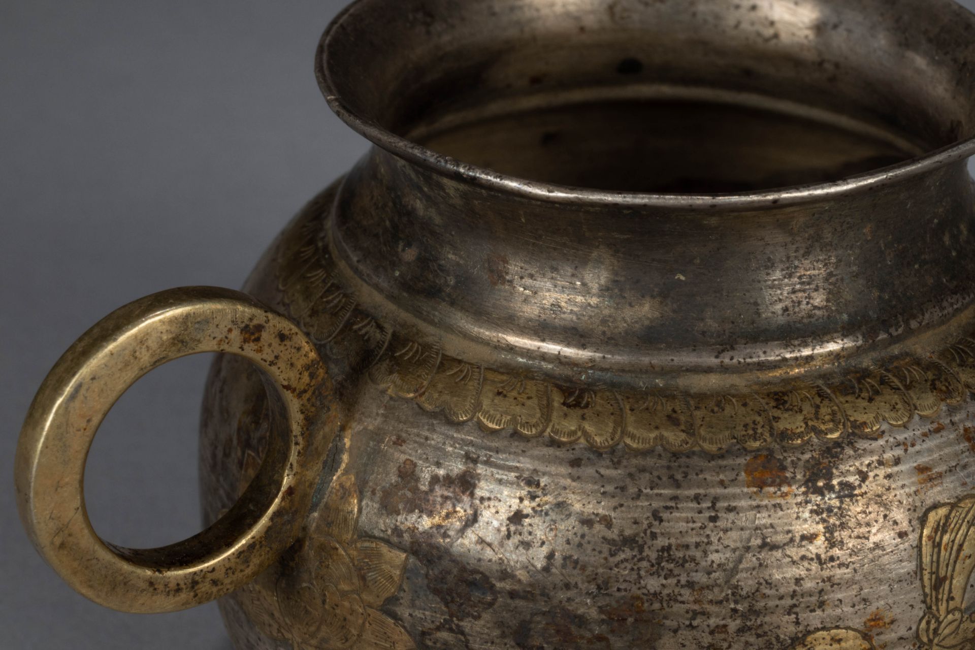 Coupe à vin de forme pot globulaire à anse de préhension anneau, décorée sur la paroi extérieure - Image 5 of 6