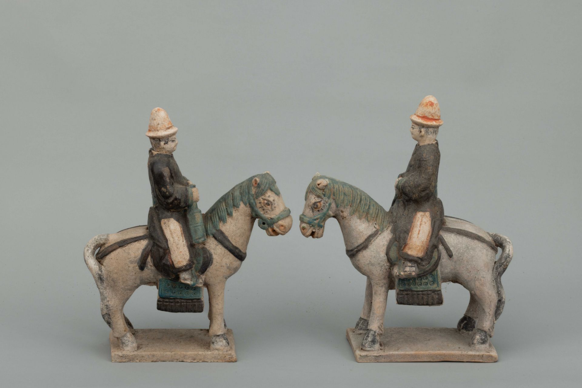 Paire de cavaliers chevauchant leur montures à l’arrêt les quatre jambes sur une terrasse - Image 2 of 10