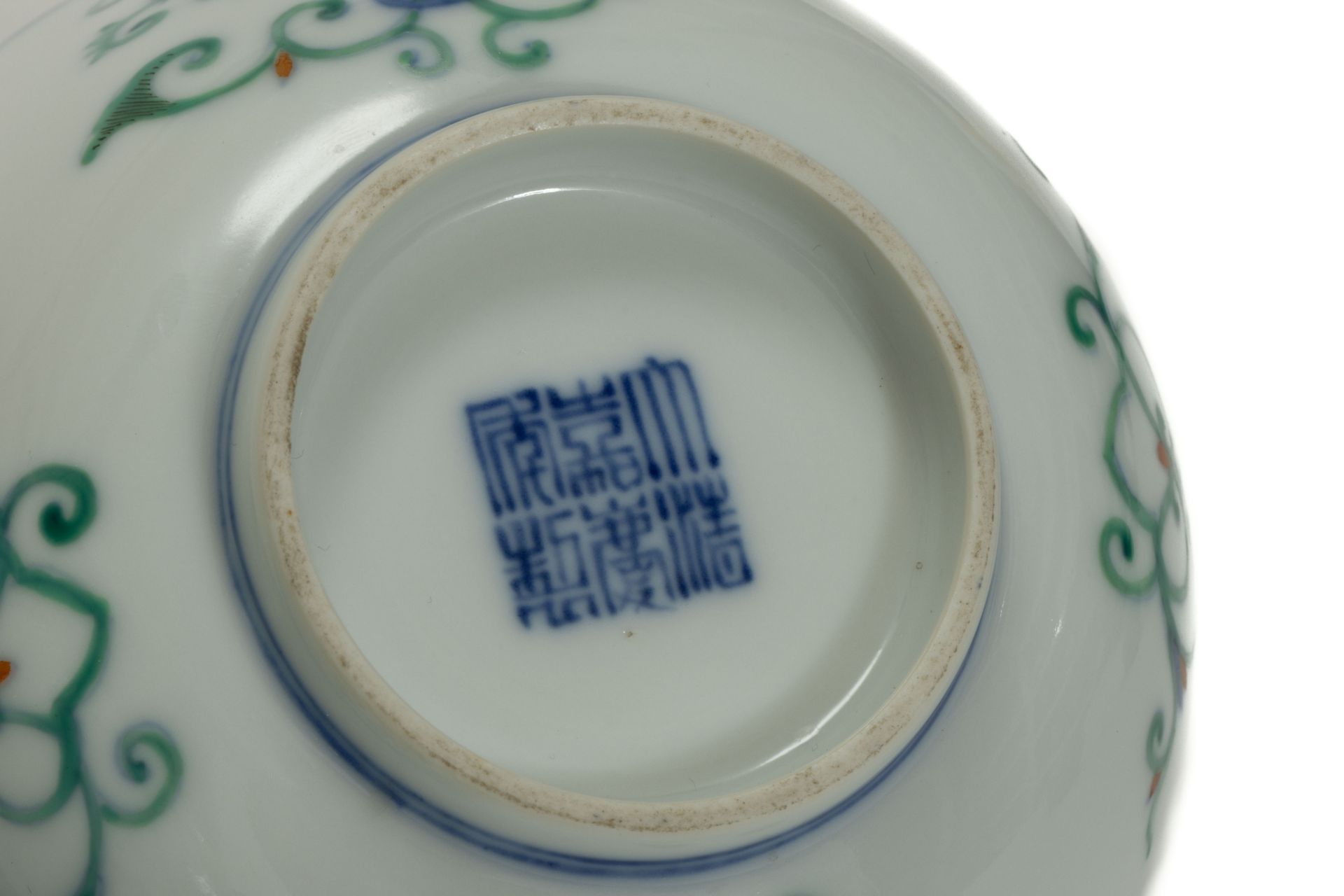 Paire de bol en porcelaine blanche, décoré en émaux polychrome sur la couverte de motifs floraux - Image 8 of 8