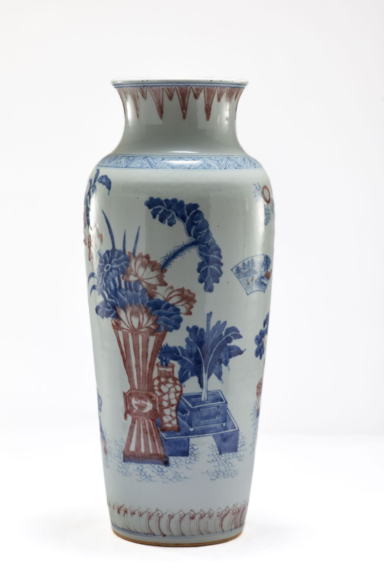 Vase balustre en porcelaine blanche, décoré en bleu cobalt et rouge de fer sous couverte de motifs - Bild 2 aus 5