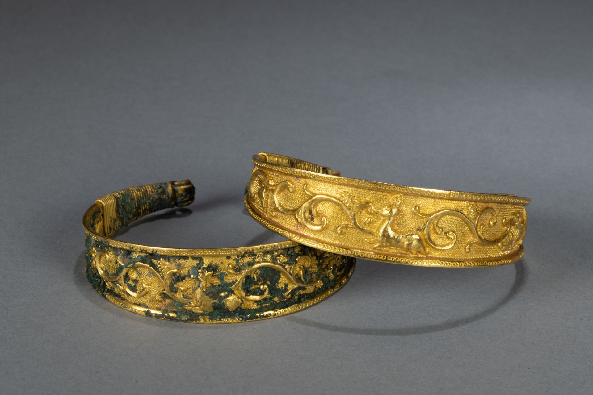 Paire de bracelets plats à décors de guirlande et biche couché Or Jaune Chine Dynastie Tang 618 à