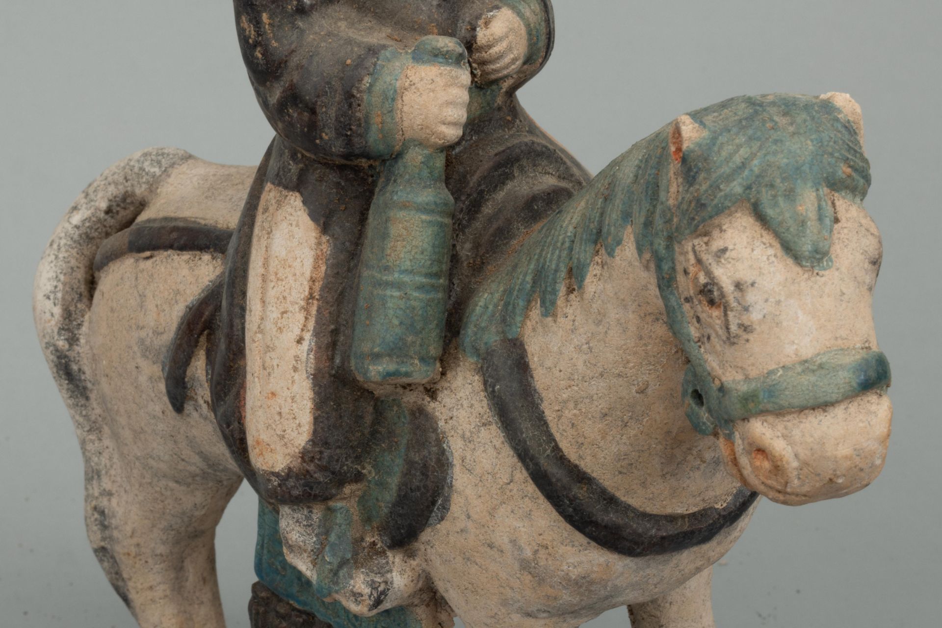 Paire de cavaliers chevauchant leur montures à l’arrêt les quatre jambes sur une terrasse - Image 7 of 10