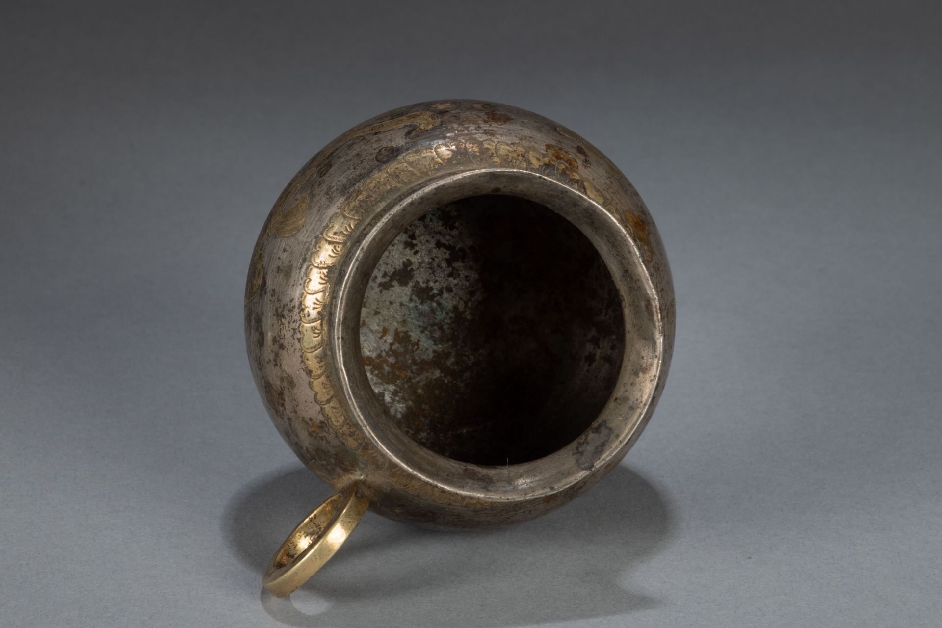 Coupe à vin de forme pot globulaire à anse de préhension anneau, décorée sur la paroi extérieure - Image 4 of 6