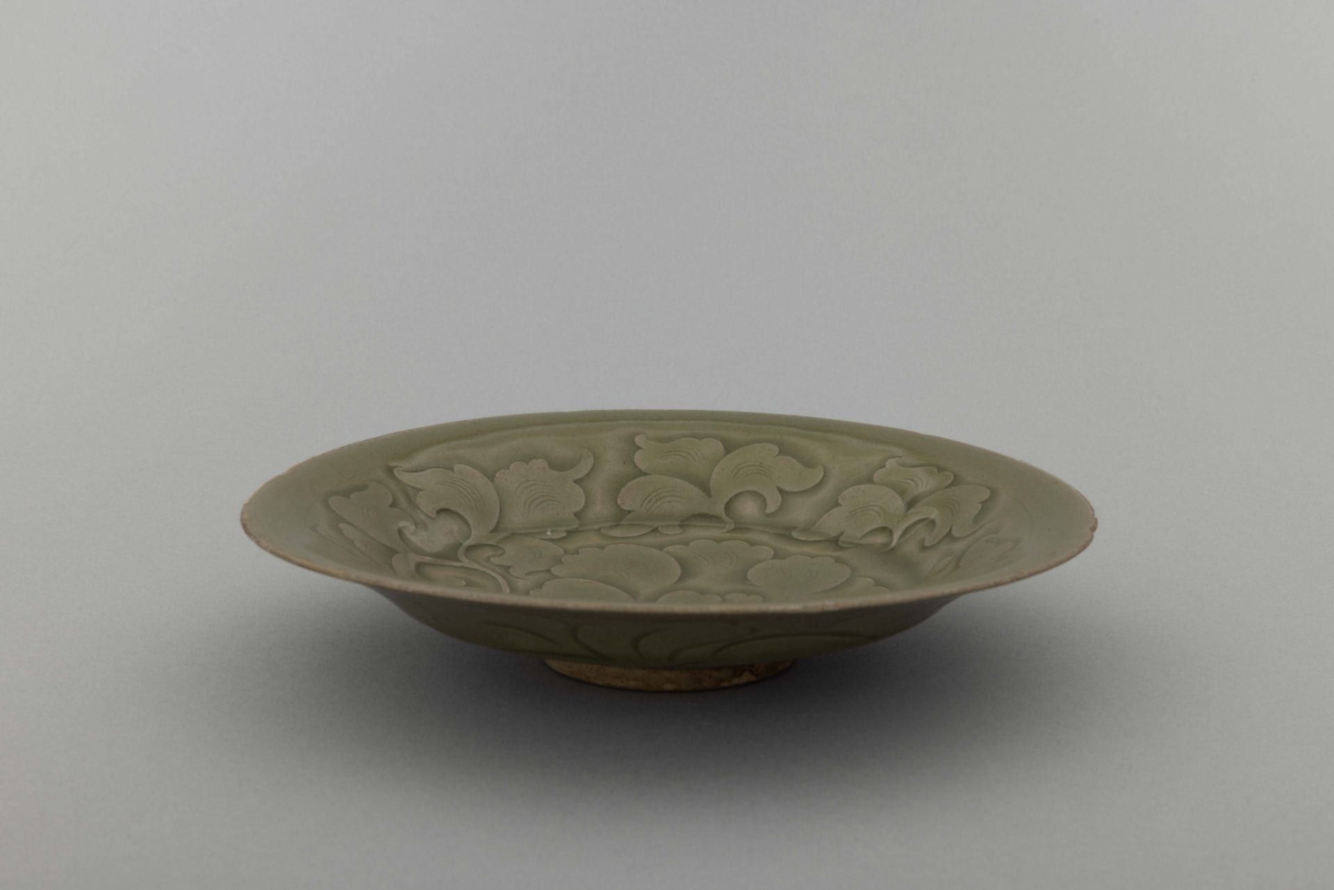 Coupe « YaoZhou » en fine porcelaine vert céladon à décors floral de pivoines épanouies, incisé sous - Image 7 of 7