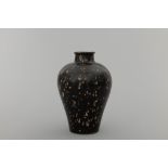 Vase Meiping en porcelaine à glaçure monochrome noire parsemée de tâches ocre dite «  Gold Splatch »