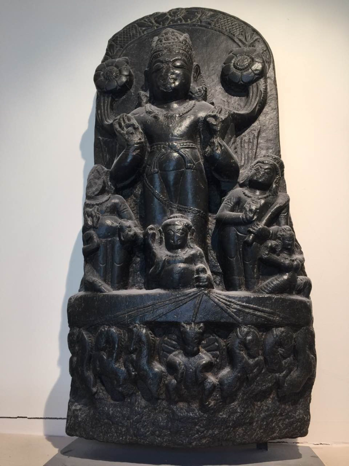 Stèle Surya illustrant le Dieu solaire figuré debout sur son char tiré par les sept chevaux et