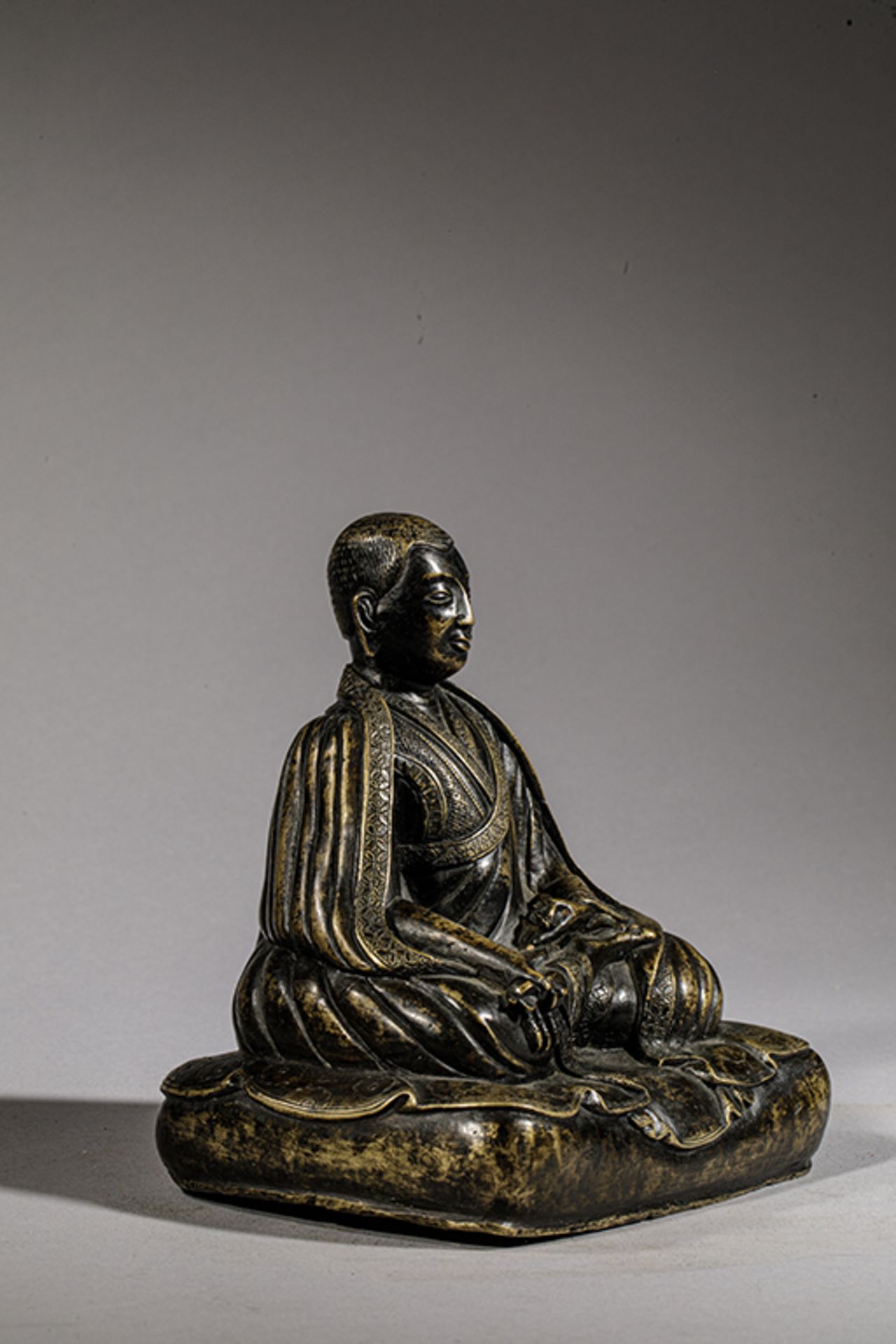 Portrait de Lama assis en méditation « Padma Asana »sur un coussin , les deux mains tenant le - Image 3 of 8