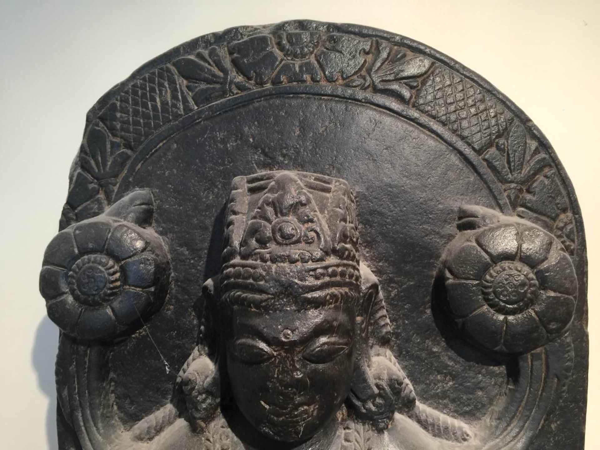 Stèle Surya illustrant le Dieu solaire figuré debout sur son char tiré par les sept chevaux et - Bild 9 aus 10