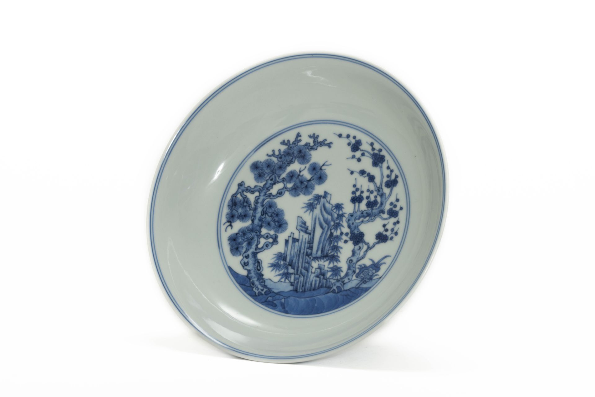 Plat en porcelaine blanche, décoré en bleu cobalt sous couverte du célèbre décor dit « aux trois - Image 6 of 8