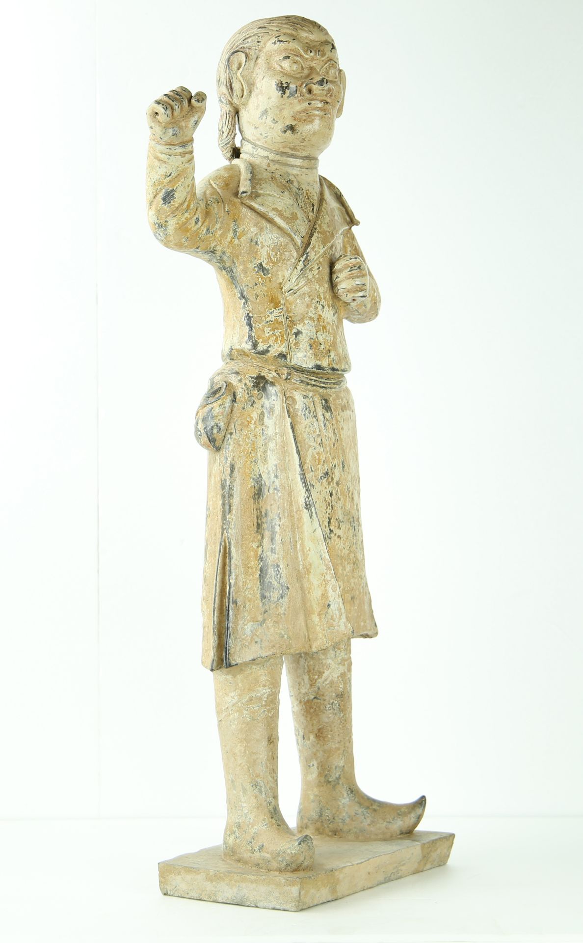Palfrenier Perse vêtu d'une longue tunique, d'un pantalon et de bottines, faisant le geste de - Bild 2 aus 10