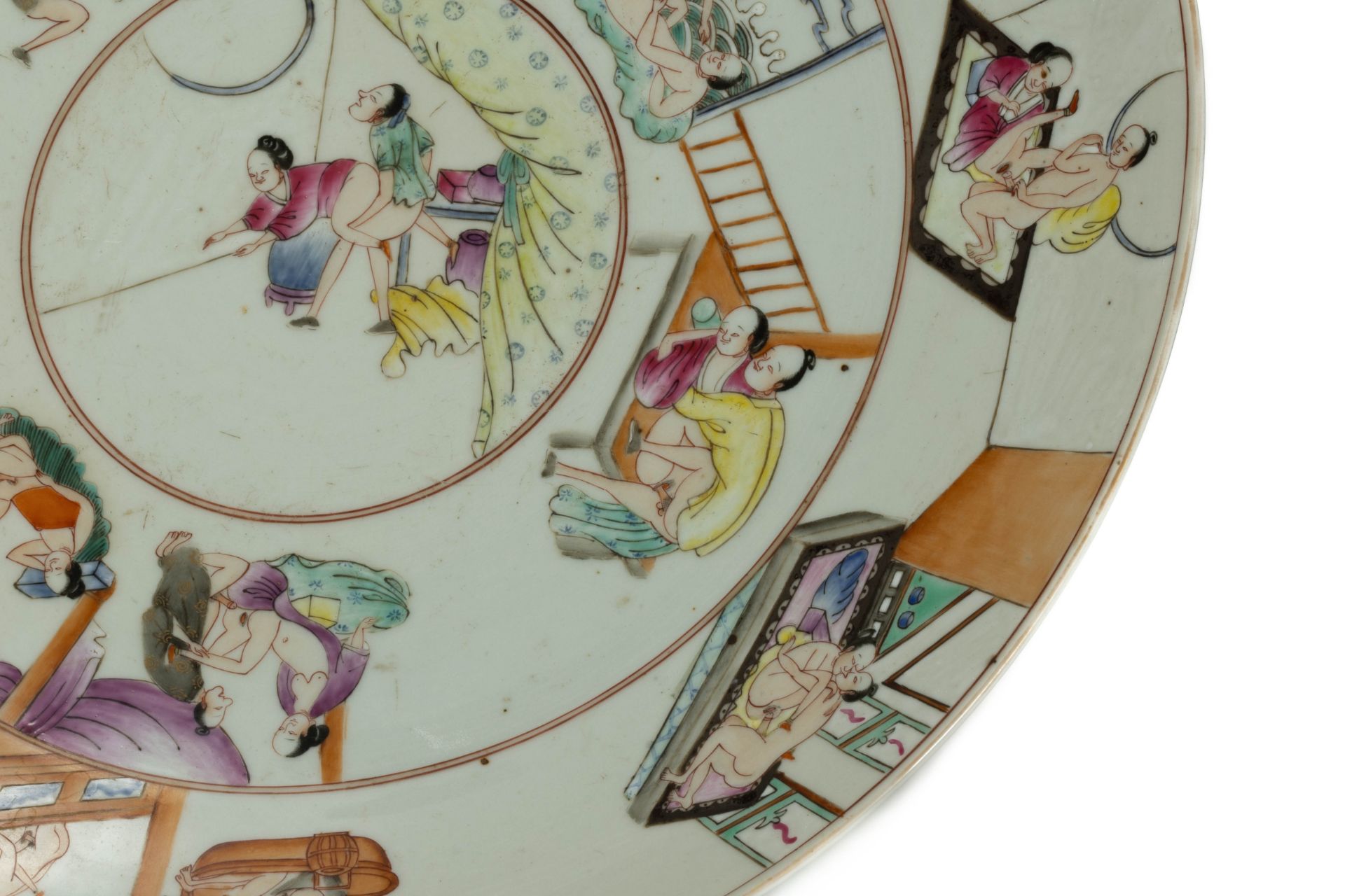 Plat érotique en porcelaine de la famille rose, illustré en émaux polychromes sur la couverte de - Image 7 of 8