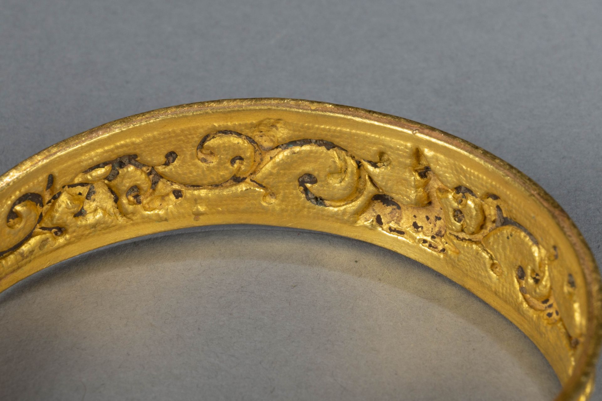 Paire de bracelets plats à décors de guirlande et biche couché Or Jaune Chine Dynastie Tang 618 à - Bild 7 aus 8