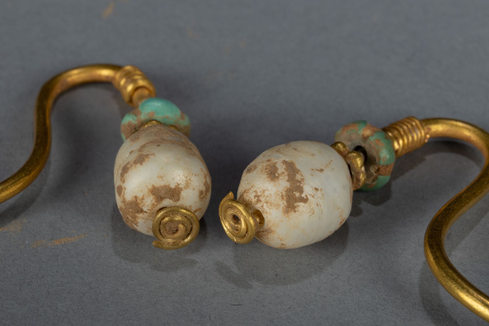Élément de parure , paire de boucles d’oreilles ? Or , perles fine et turquoise Chine Dynastie - Bild 4 aus 7