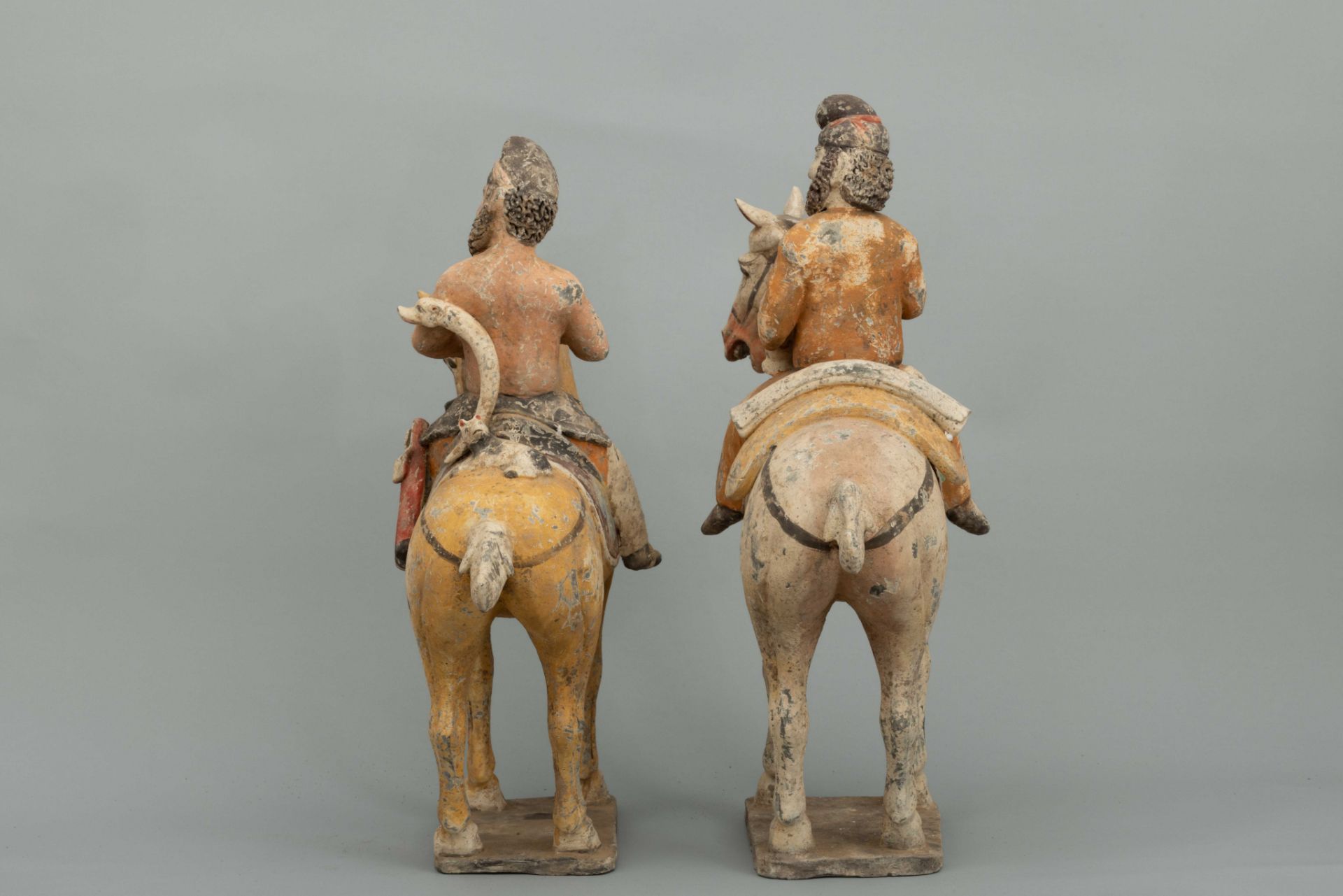 Paire de cavaliers Perse sur la route de la soie, chevauchant leur montures à l’arrêt les quatre - Image 9 of 11