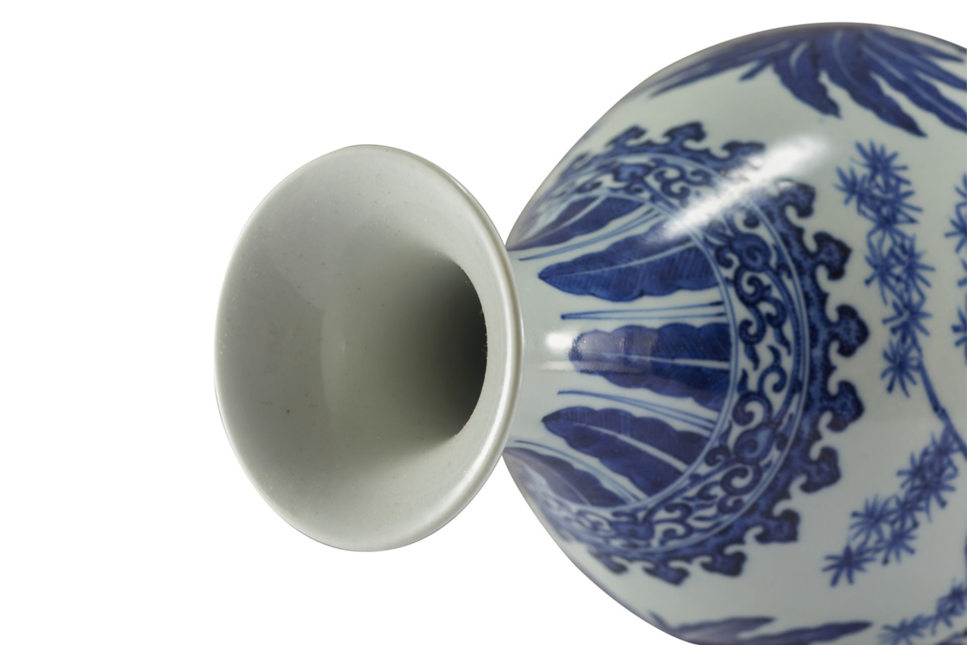 Vase « Yuhuchuping » en porcelaine blanche, décoré en bleu cobalt, sous couverte d’un jardin à - Image 2 of 4