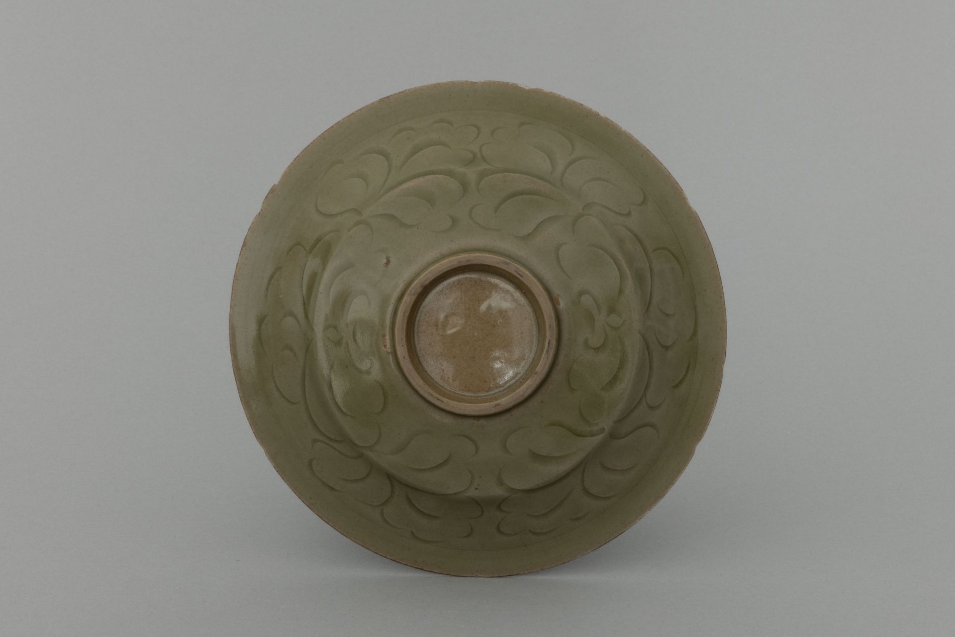 Coupe « YaoZhou » en fine porcelaine vert céladon à décors floral de pivoines épanouies, incisé sous - Image 4 of 7