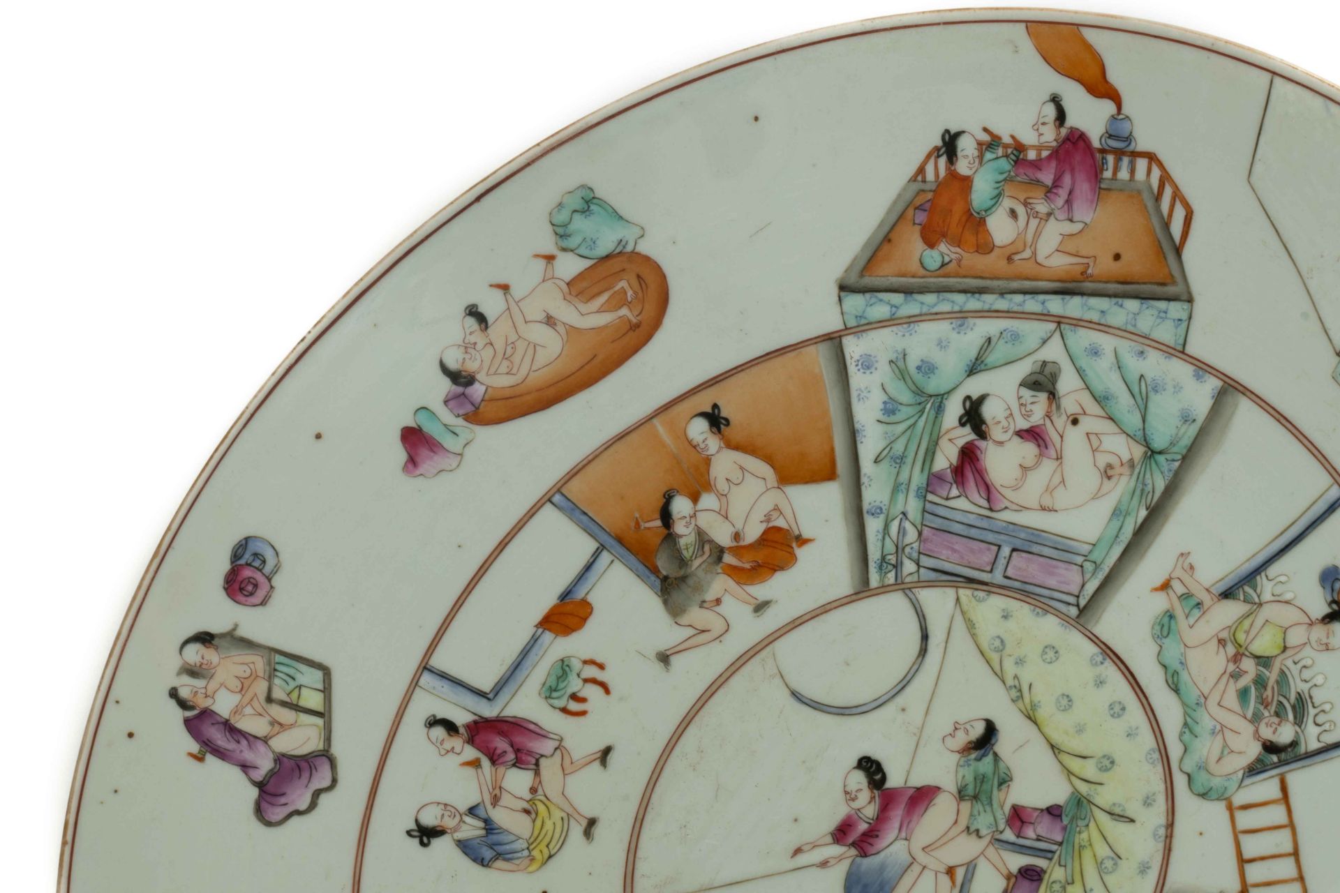 Plat érotique en porcelaine de la famille rose, illustré en émaux polychromes sur la couverte de - Image 6 of 8