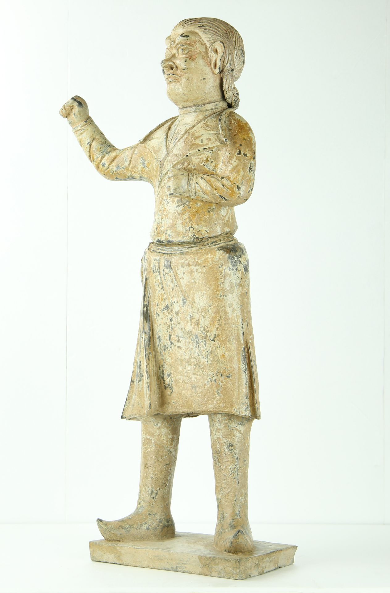 Palfrenier Perse vêtu d'une longue tunique, d'un pantalon et de bottines, faisant le geste de - Bild 8 aus 10
