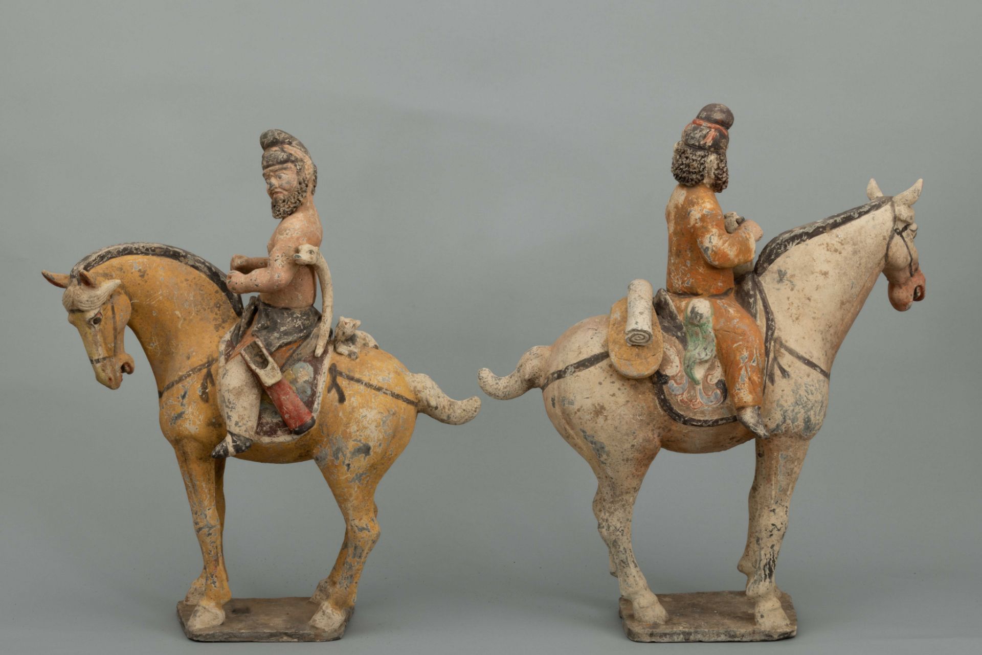 Paire de cavaliers Perse sur la route de la soie, chevauchant leur montures à l’arrêt les quatre - Image 7 of 11