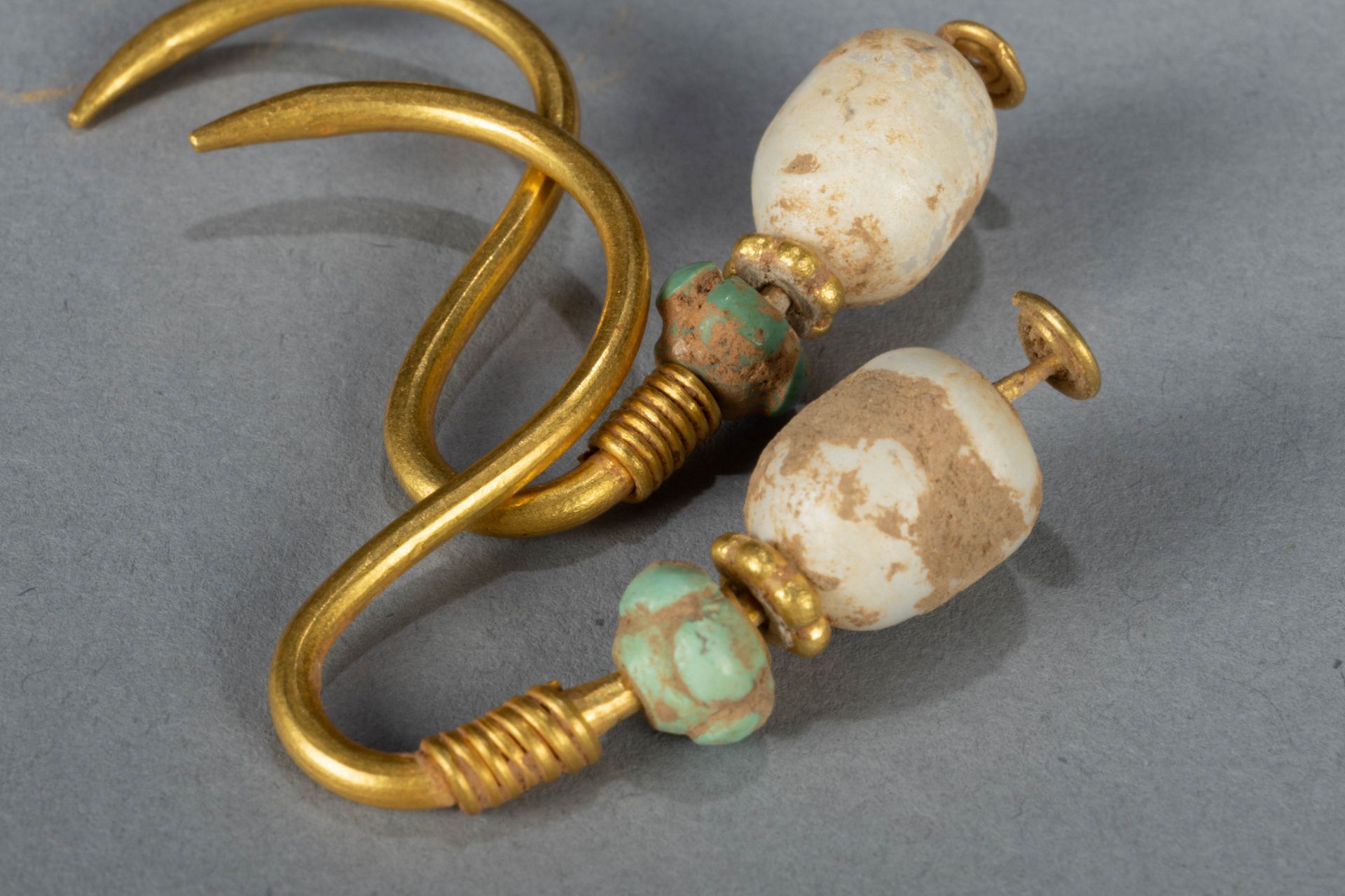 Élément de parure , paire de boucles d’oreilles ? Or , perles fine et turquoise Chine Dynastie - Bild 7 aus 7
