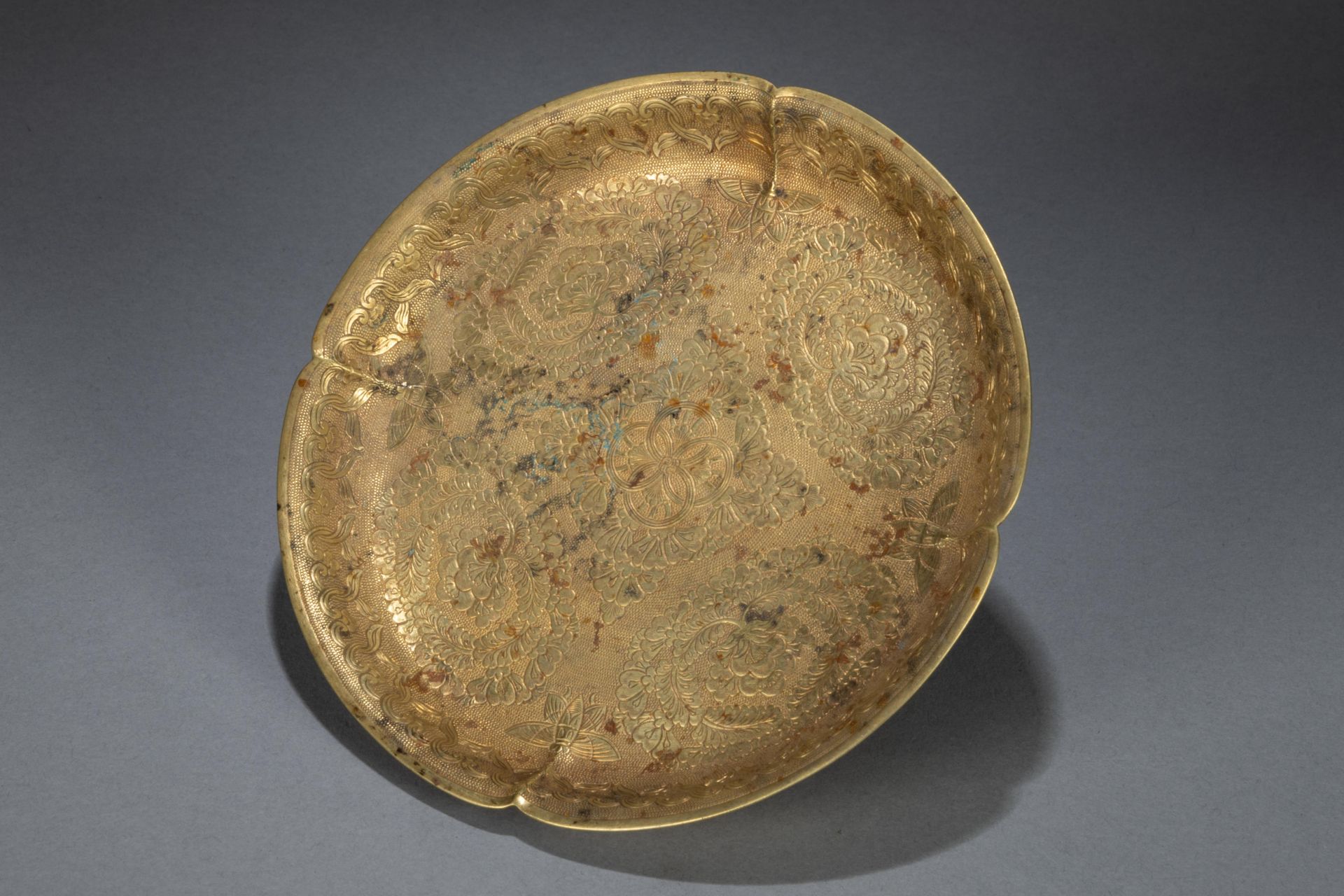 Coupelle plate à marli incurvé, finement ciselée de motifs floraux et cercles concentriques centraux - Bild 2 aus 8