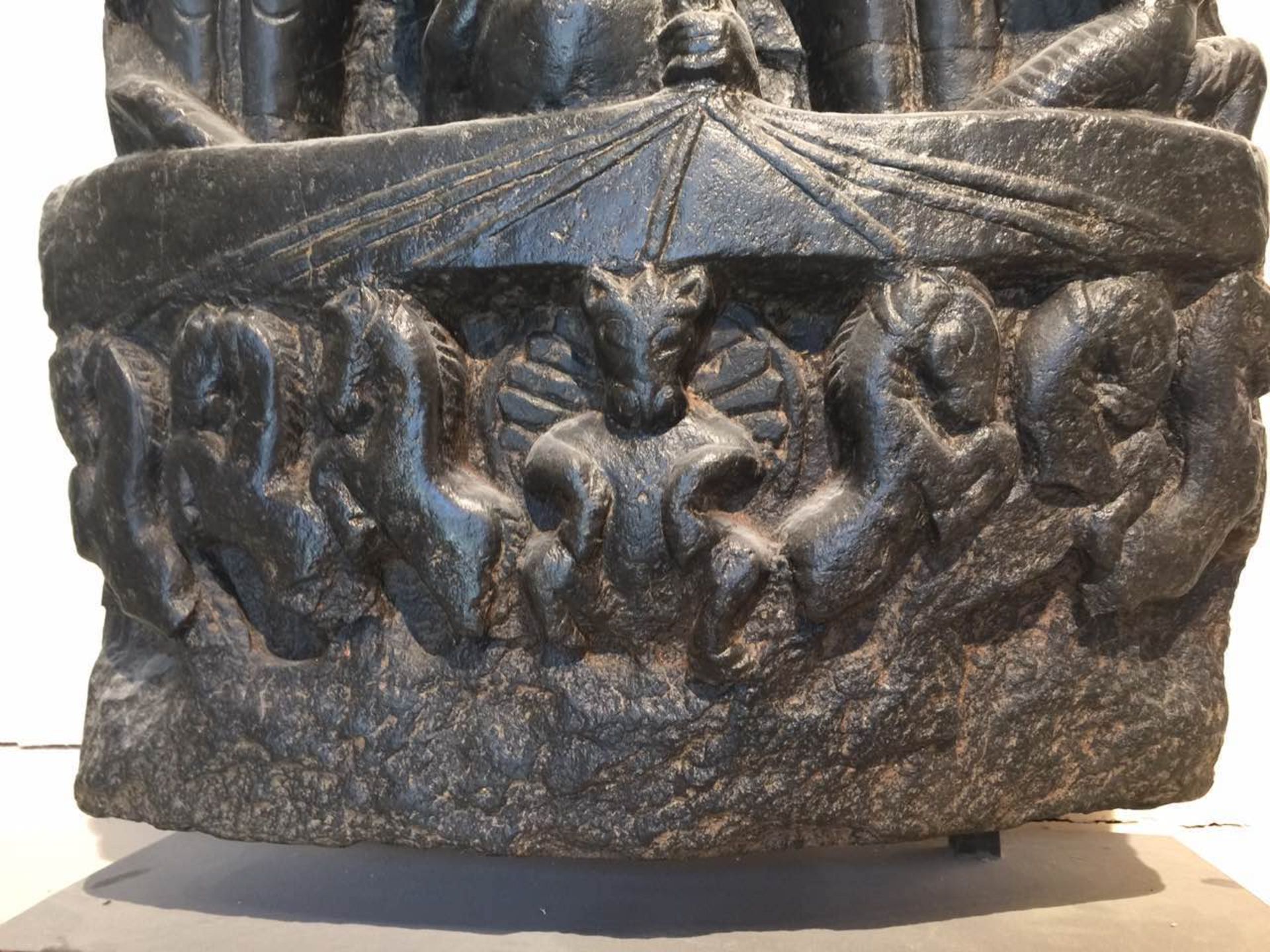Stèle Surya illustrant le Dieu solaire figuré debout sur son char tiré par les sept chevaux et - Bild 10 aus 10