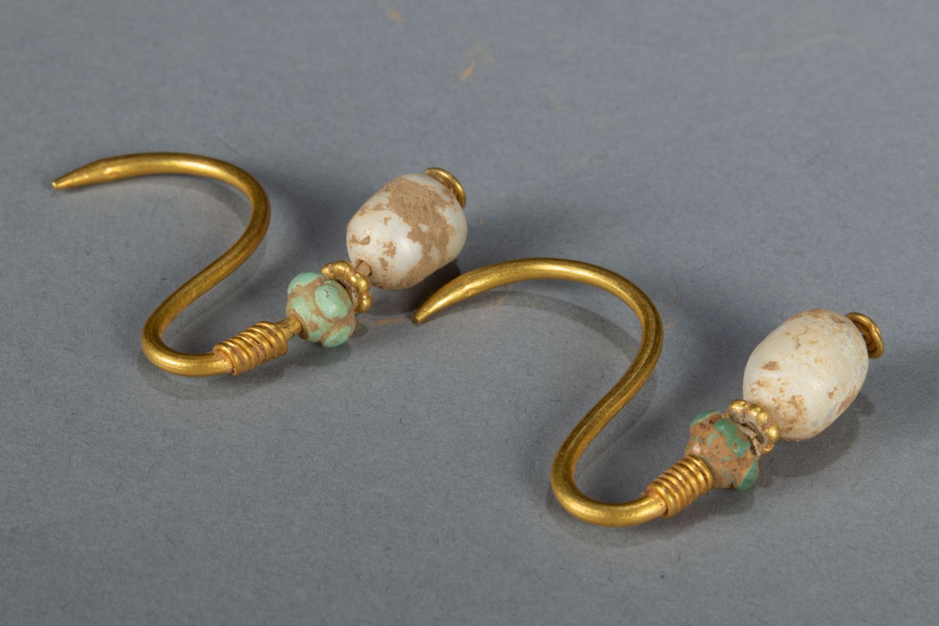 Élément de parure , paire de boucles d’oreilles ? Or , perles fine et turquoise Chine Dynastie - Bild 5 aus 7