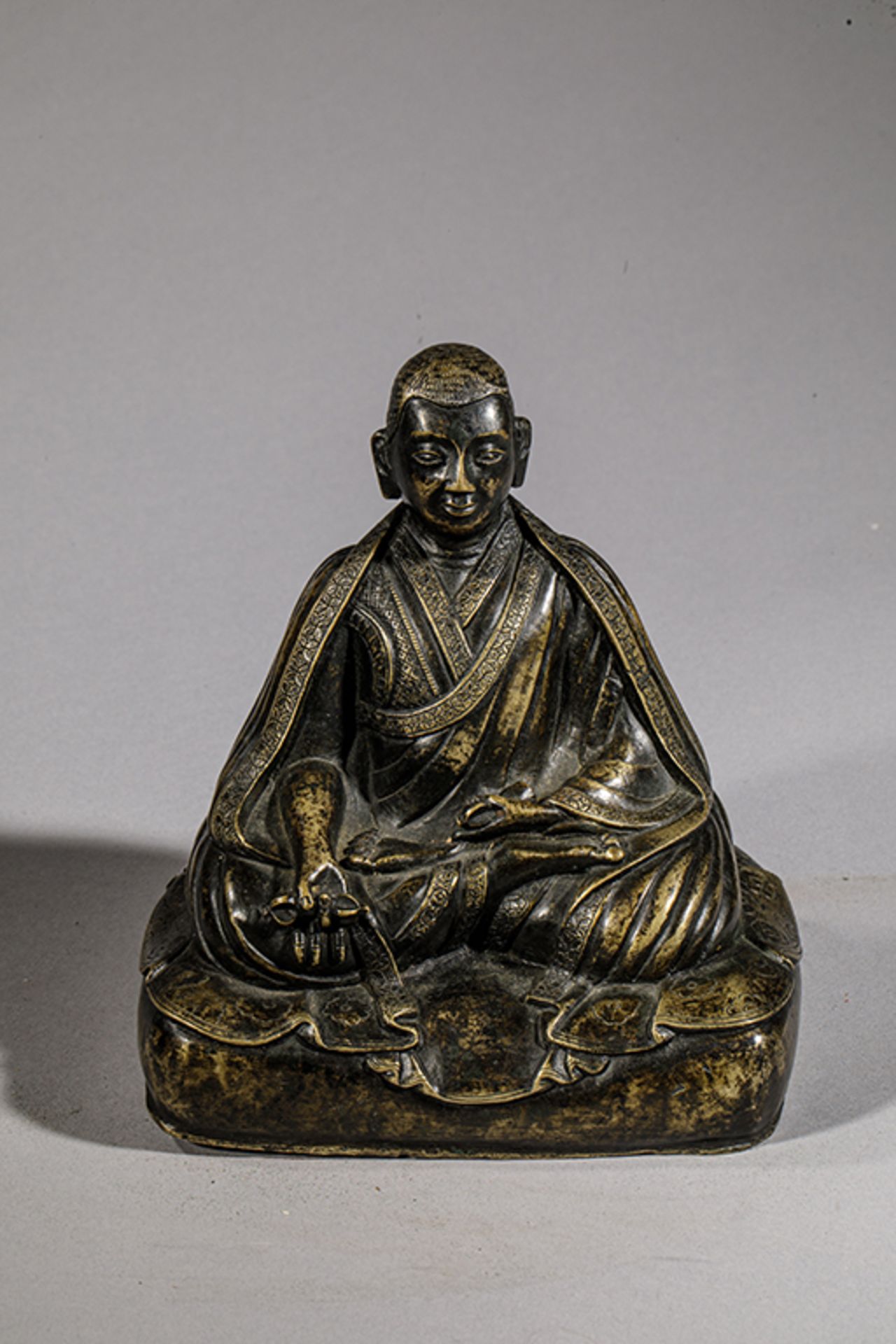 Portrait de Lama assis en méditation « Padma Asana »sur un coussin , les deux mains tenant le - Image 2 of 8