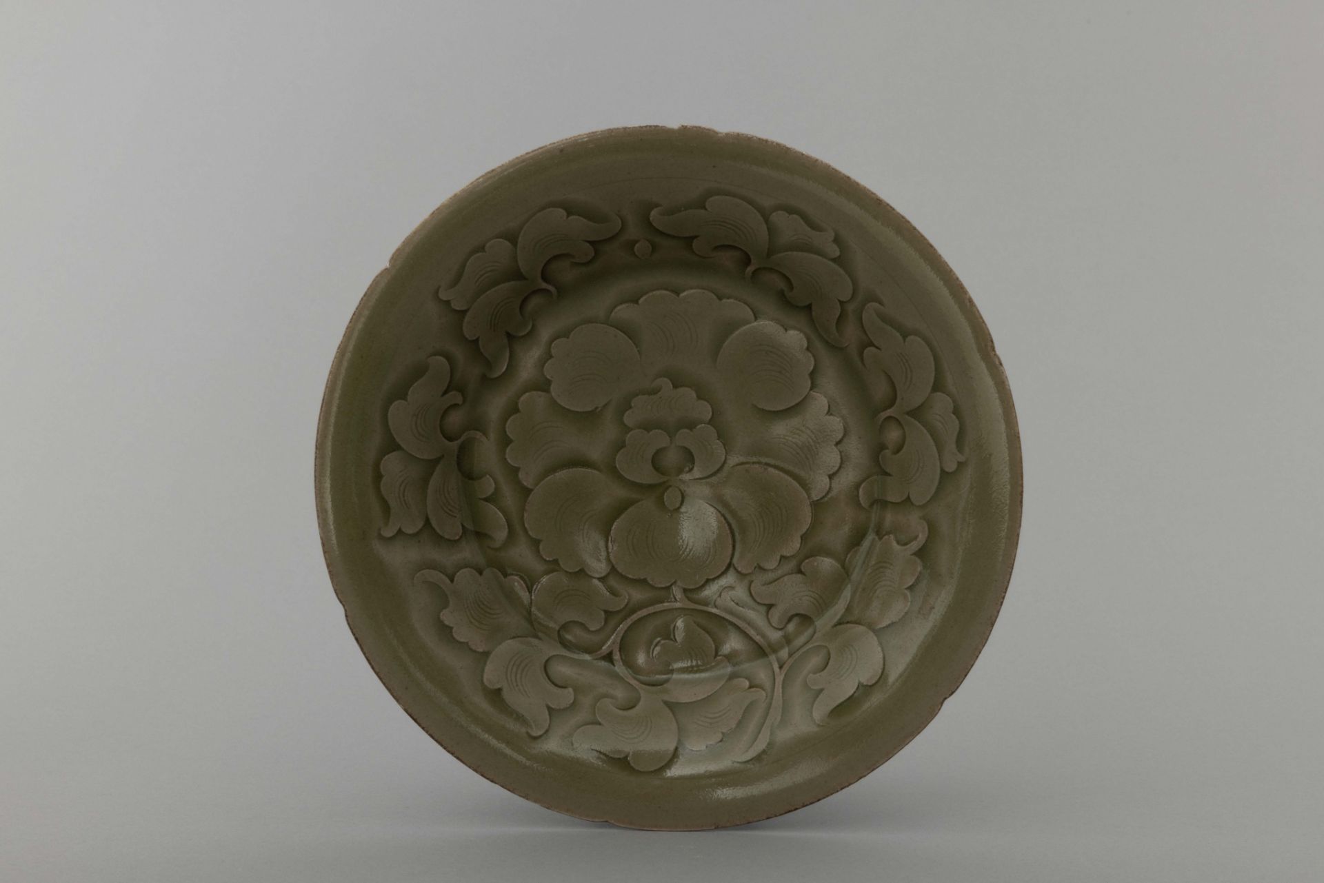 Coupe « YaoZhou » en fine porcelaine vert céladon à décors floral de pivoines épanouies, incisé sous