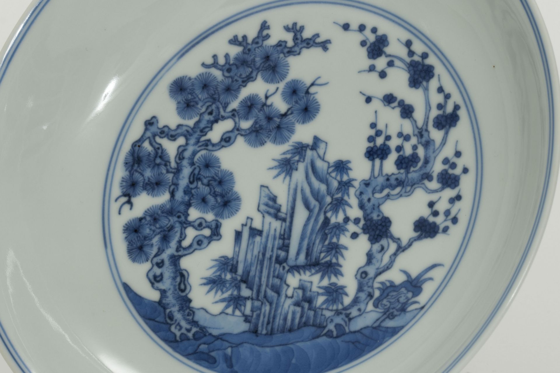 Plat en porcelaine blanche, décoré en bleu cobalt sous couverte du célèbre décor dit « aux trois - Image 7 of 8
