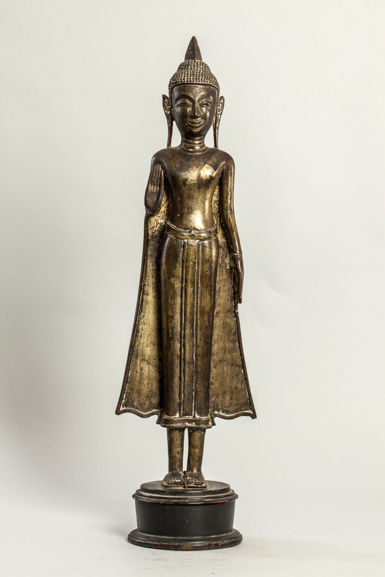 Buddha debout déployant les pans de sa robe monastique, la main droite en abaya mudra, geste du