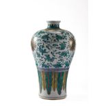 Vase de forme Meiping en porcelaine wuçaï cinq couleurs, décoré en émaux polychromes sur la couverte