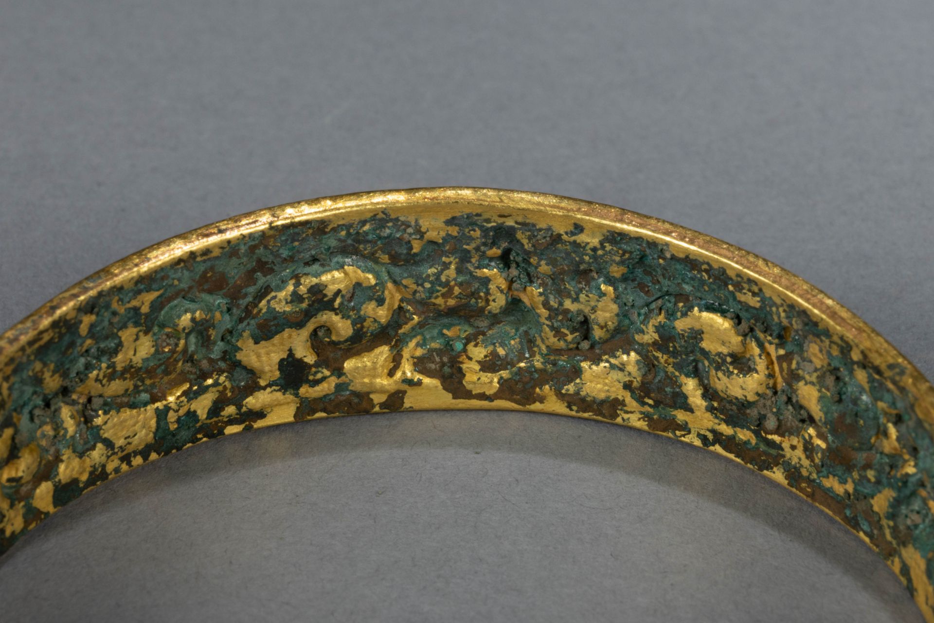 Paire de bracelets plats à décors de guirlande et biche couché Or Jaune Chine Dynastie Tang 618 à - Bild 6 aus 8