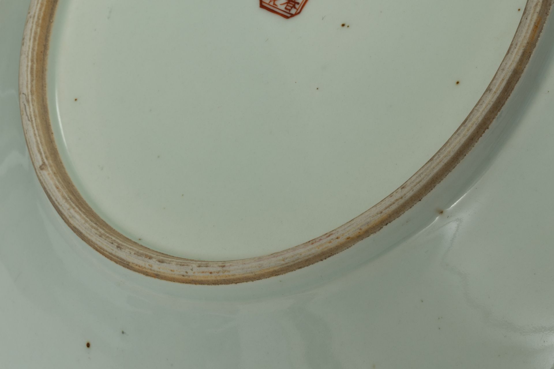 Plat érotique en porcelaine de la famille rose, illustré en émaux polychromes sur la couverte de - Image 4 of 8