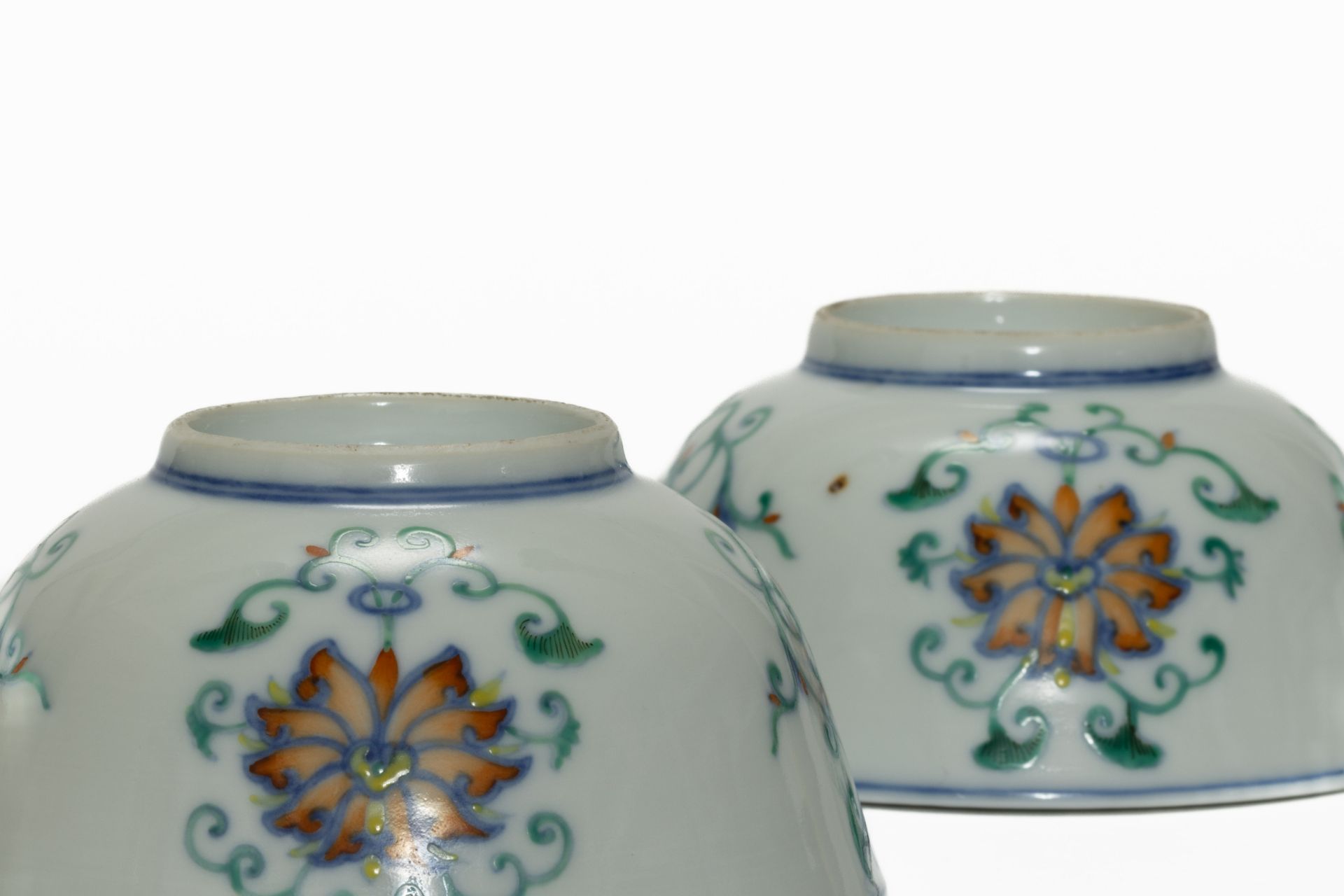 Paire de bol en porcelaine blanche, décoré en émaux polychrome sur la couverte de motifs floraux - Image 5 of 8