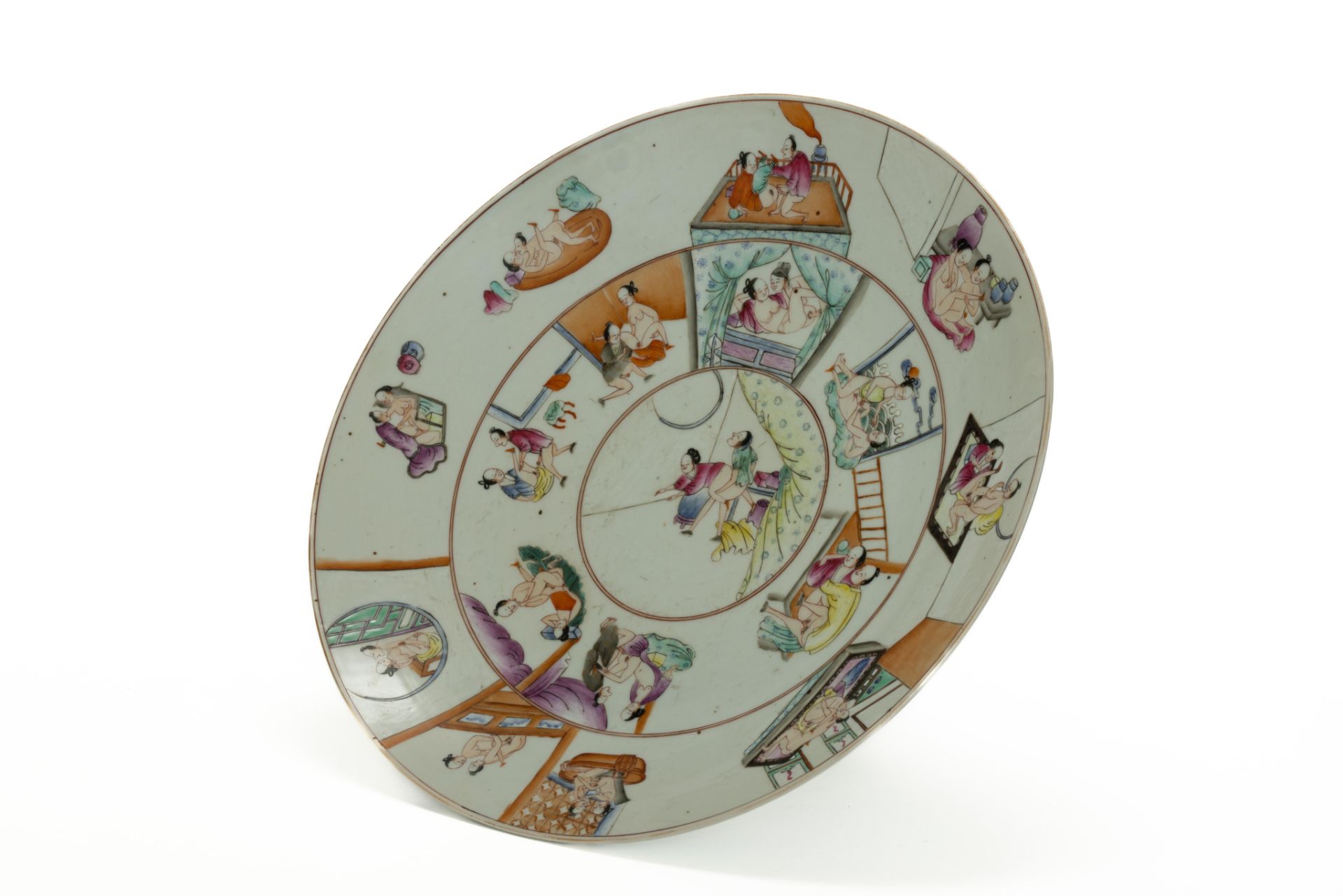 Plat érotique en porcelaine de la famille rose, illustré en émaux polychromes sur la couverte de - Image 5 of 8