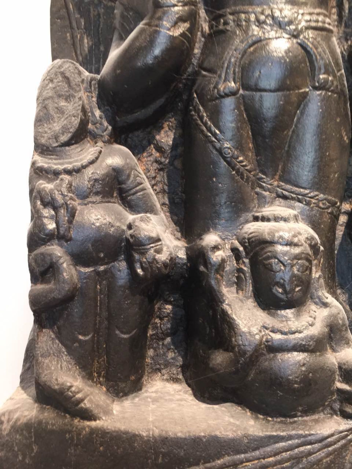 Stèle Surya illustrant le Dieu solaire figuré debout sur son char tiré par les sept chevaux et - Bild 4 aus 10