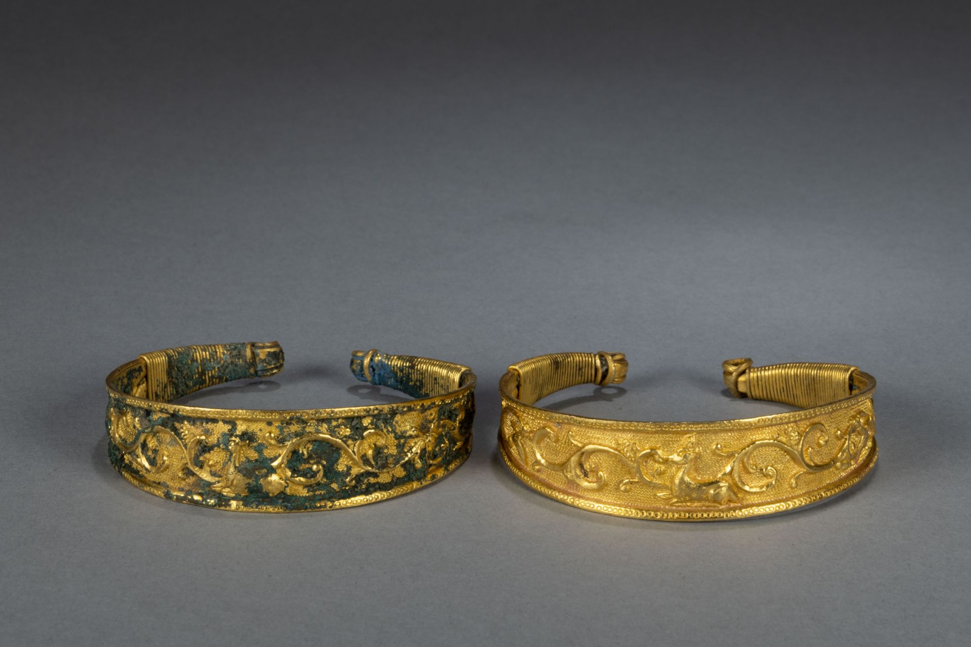 Paire de bracelets plats à décors de guirlande et biche couché Or Jaune Chine Dynastie Tang 618 à - Bild 2 aus 8