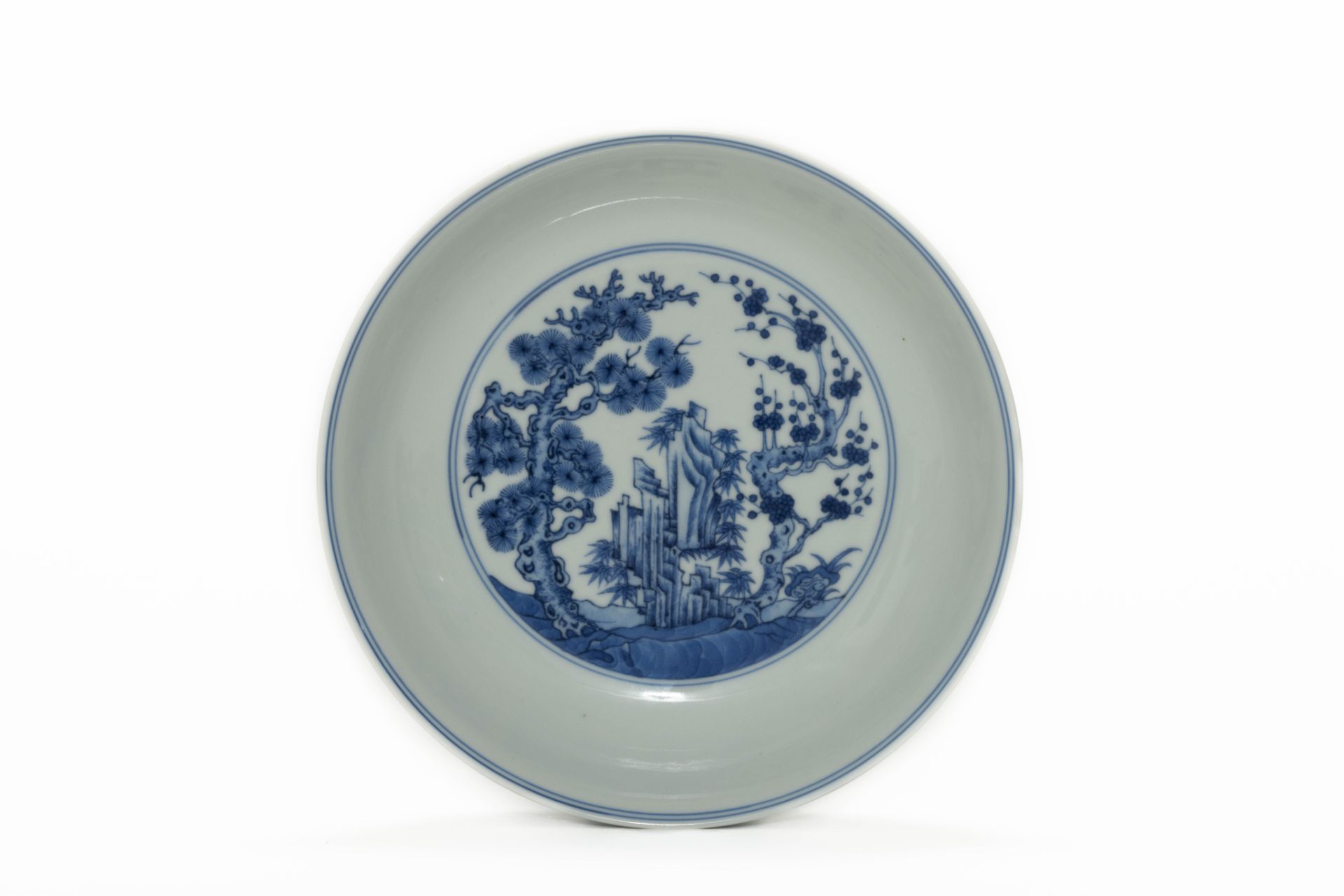 Plat en porcelaine blanche, décoré en bleu cobalt sous couverte du célèbre décor dit « aux trois - Image 4 of 8