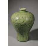 Vase Meiping en épaisse porcelaine du Longquan moulé sous couverte céladon de motifs de pivoines